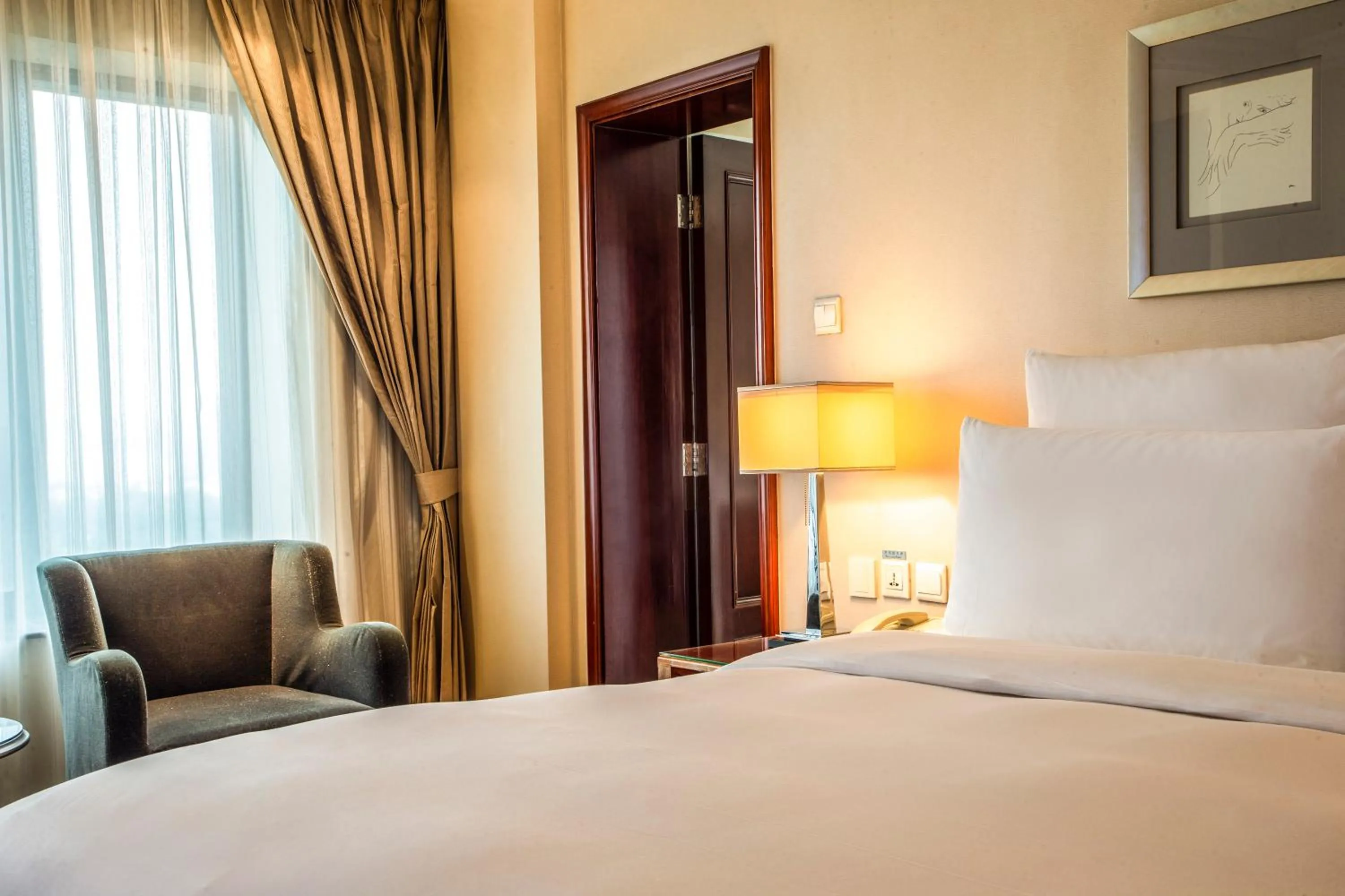 Bedroom, Bed in The Kunlun Beijing Jin Jiang Radisson