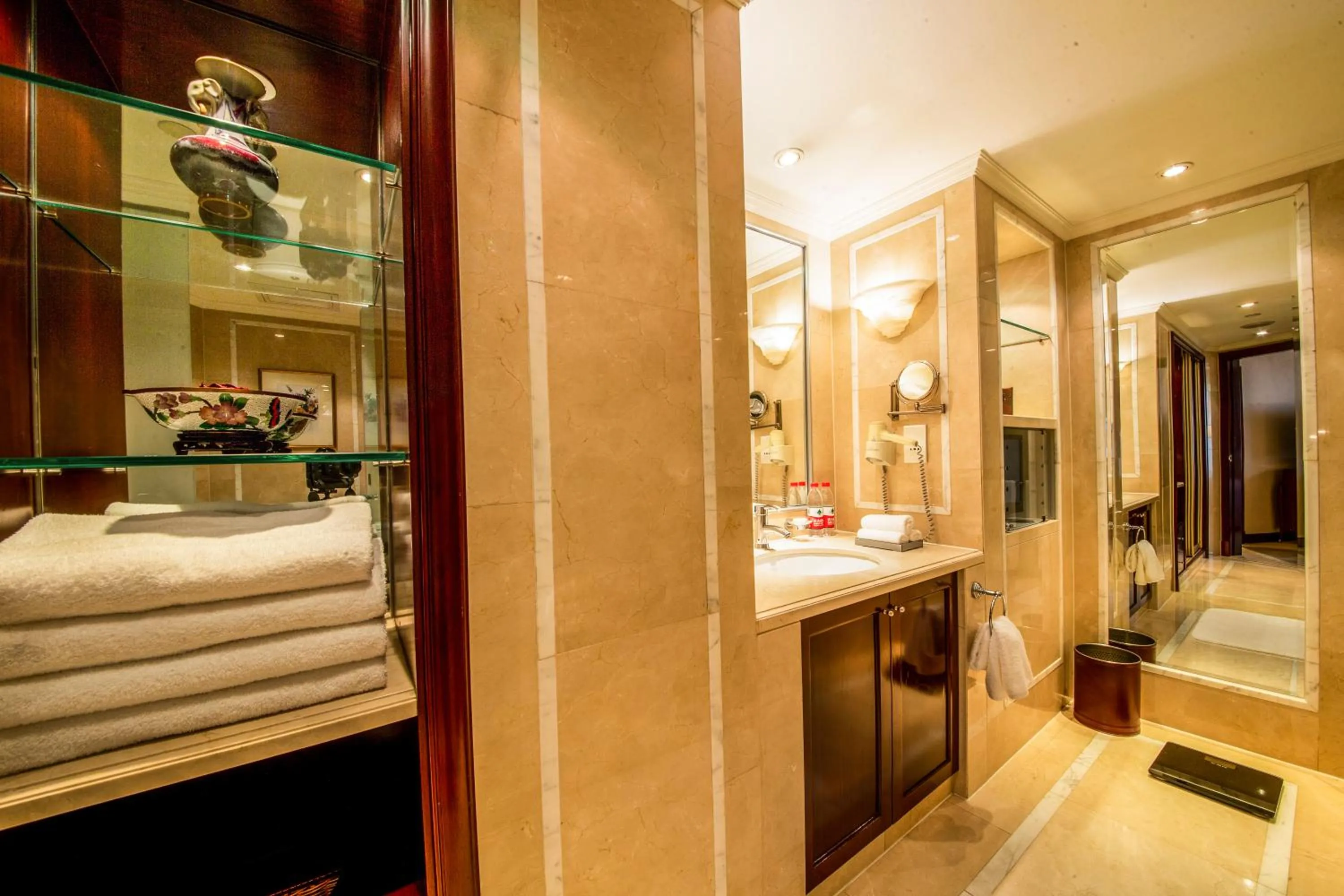 Bathroom, Bed in The Kunlun Beijing Jin Jiang Radisson