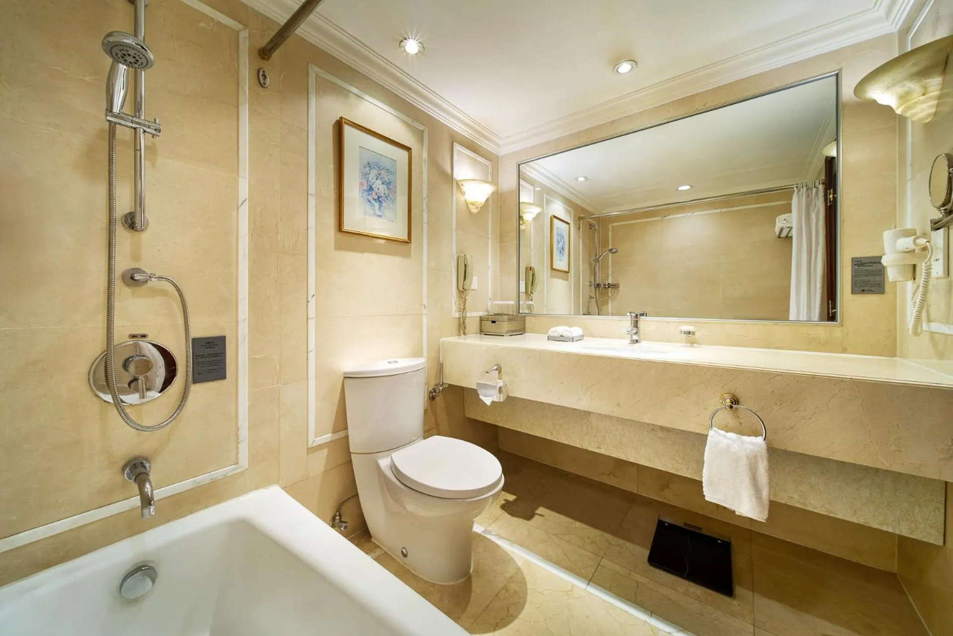 Bathroom in The Kunlun Beijing Jin Jiang Radisson