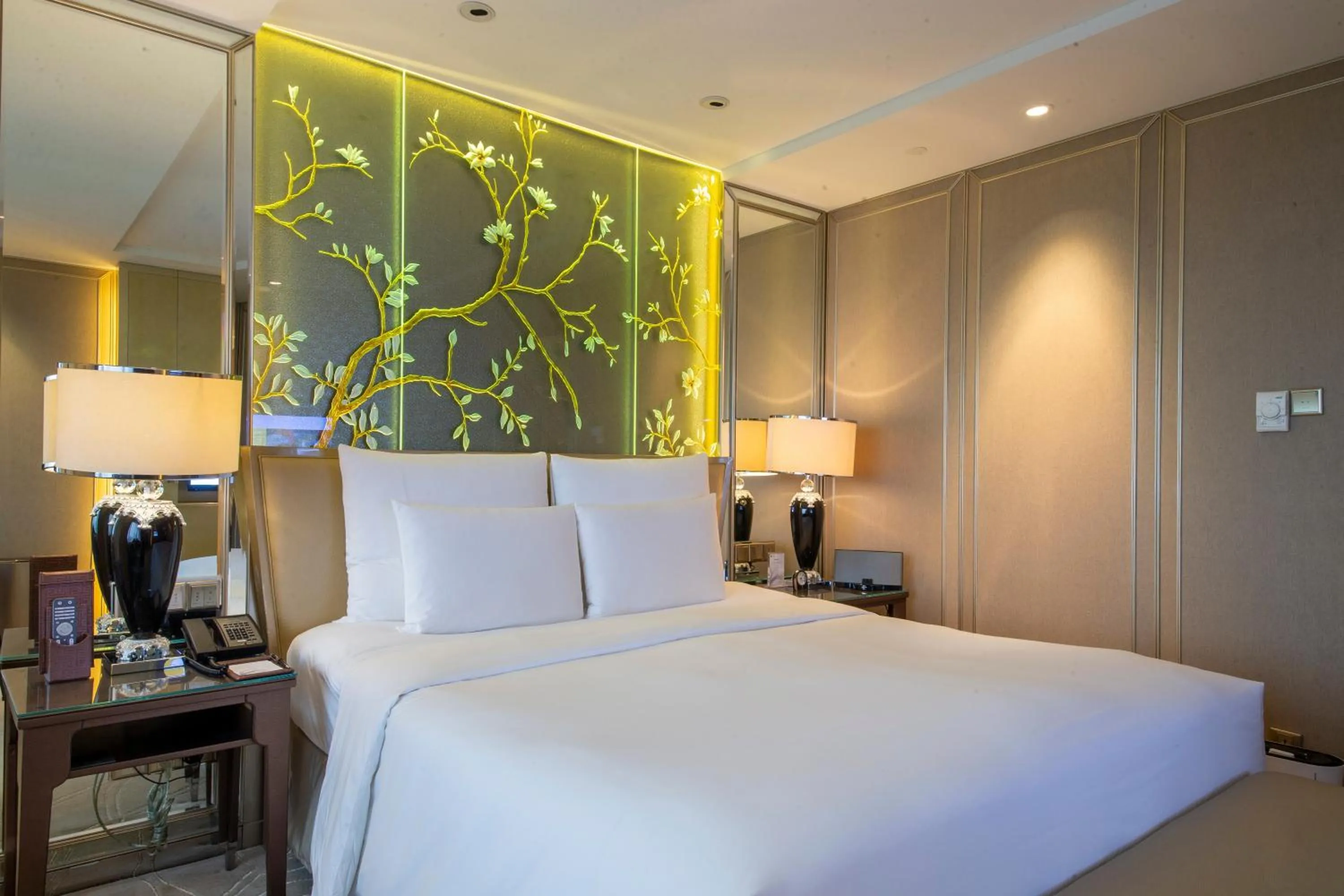 Bedroom, Bed in The Kunlun Beijing Jin Jiang Radisson