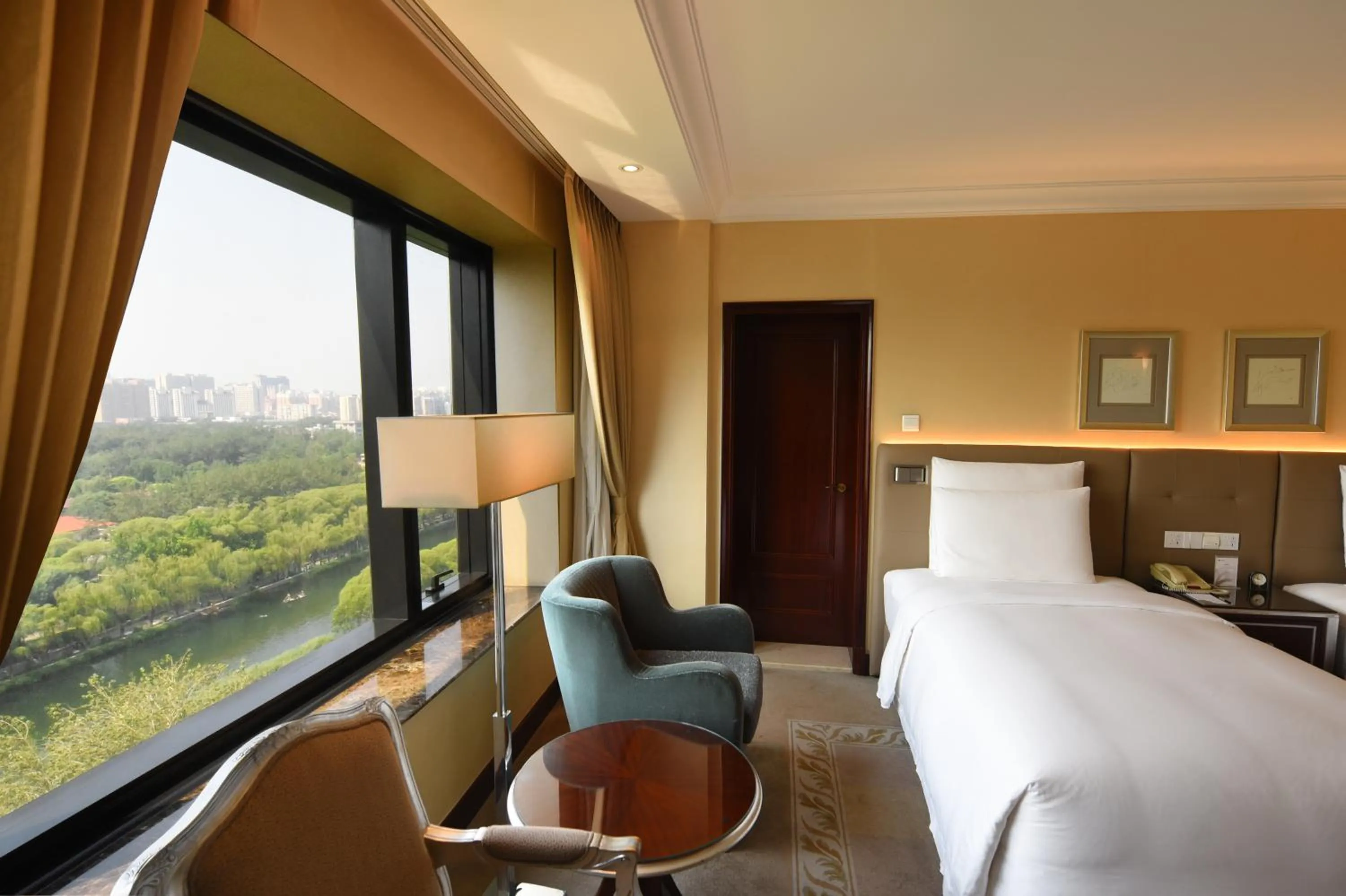 Bedroom, Bed in The Kunlun Beijing Jin Jiang Radisson