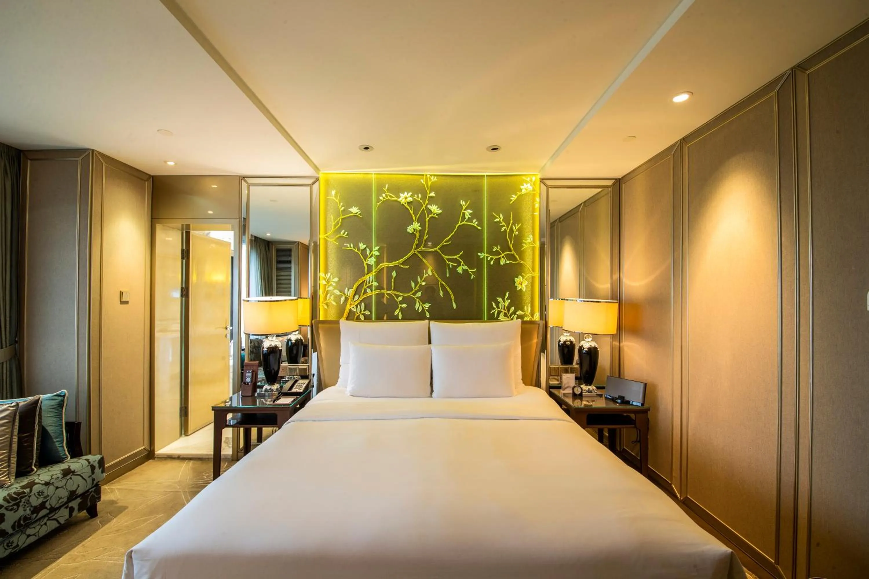 Bedroom, Bed in The Kunlun Beijing Jin Jiang Radisson