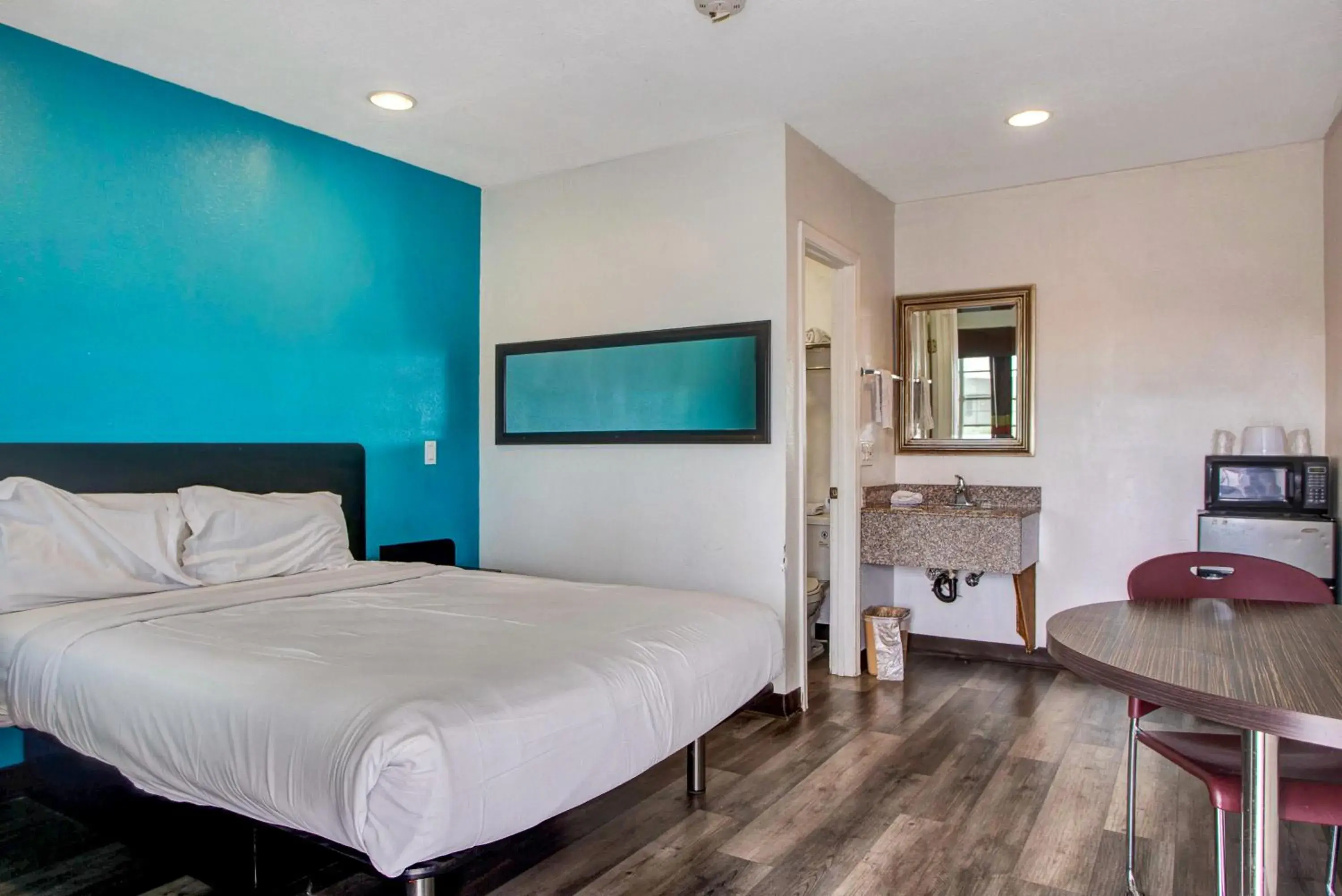 Deluxe Queen Room - Smoking in High Desert Inn Deluxe Queen Room - Smoking in High Desert Inn