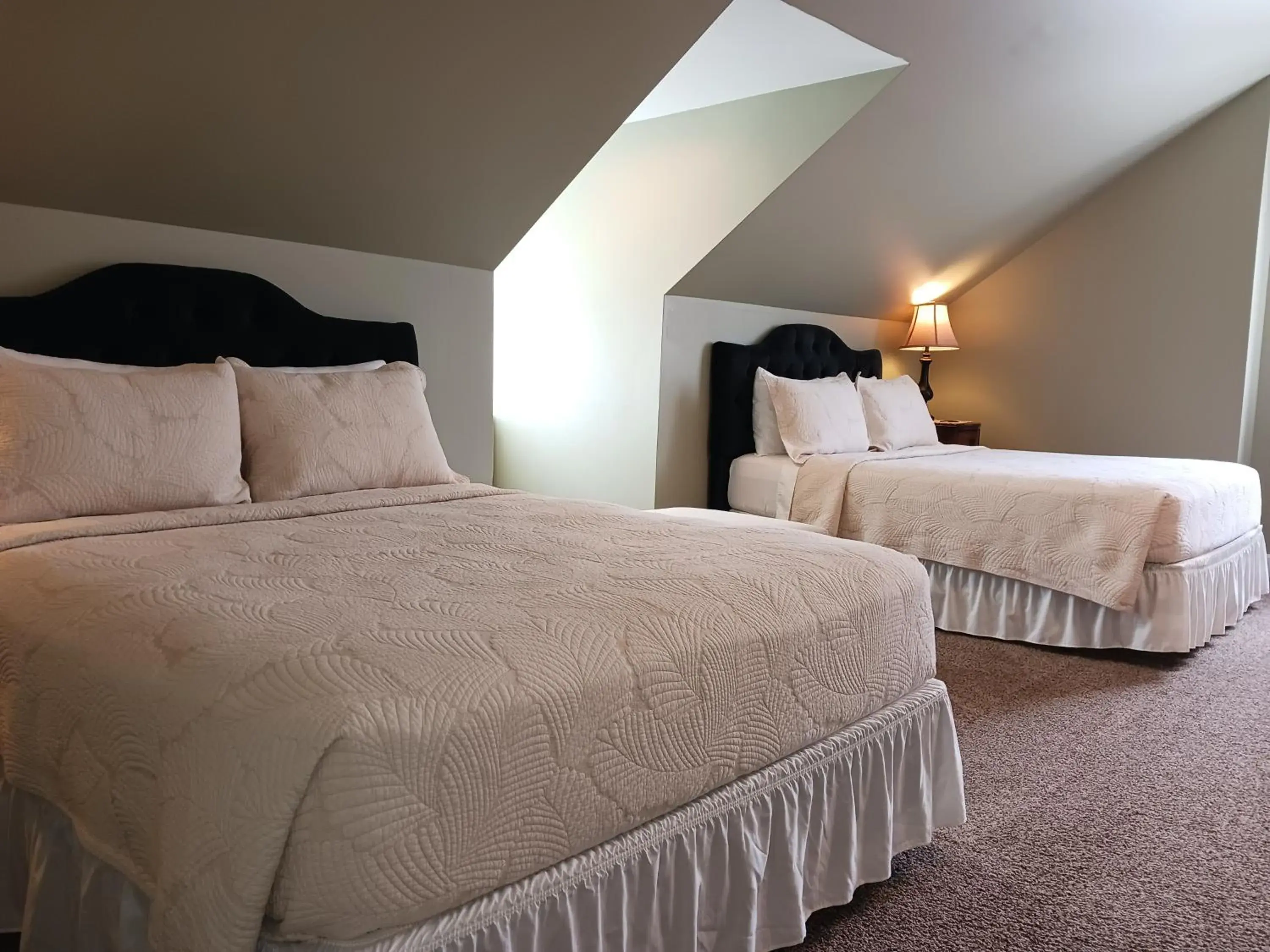 Deluxe Queen Suite in Lee House Inn Deluxe Queen Suite in Lee House Inn