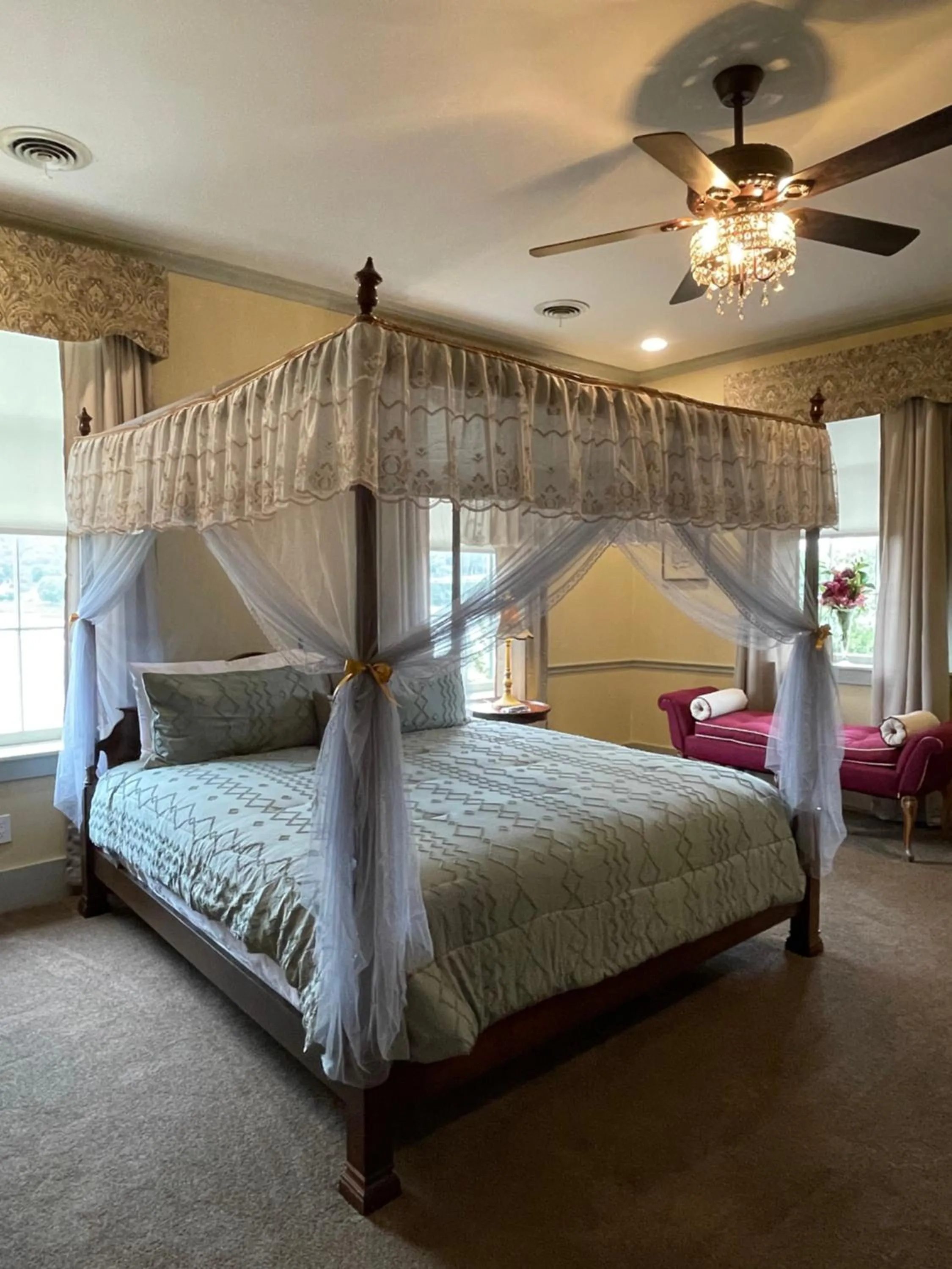 Bed in Lee House Inn