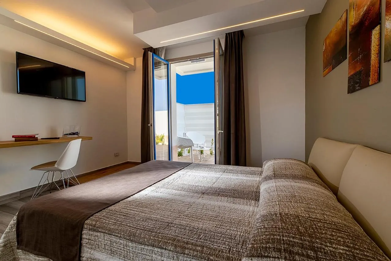 Photo of the whole room, Bed in Sundeck Hotel