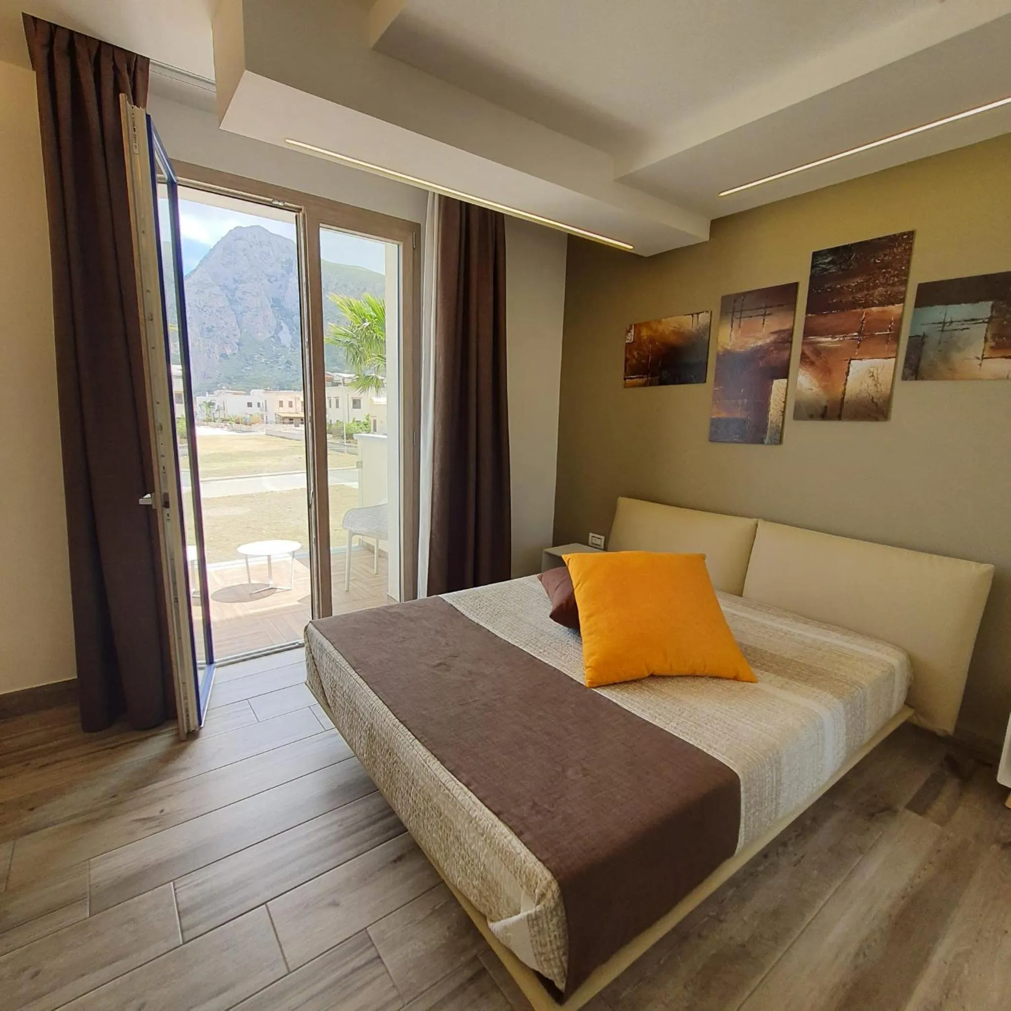 Bedroom, Bed in Sundeck Hotel