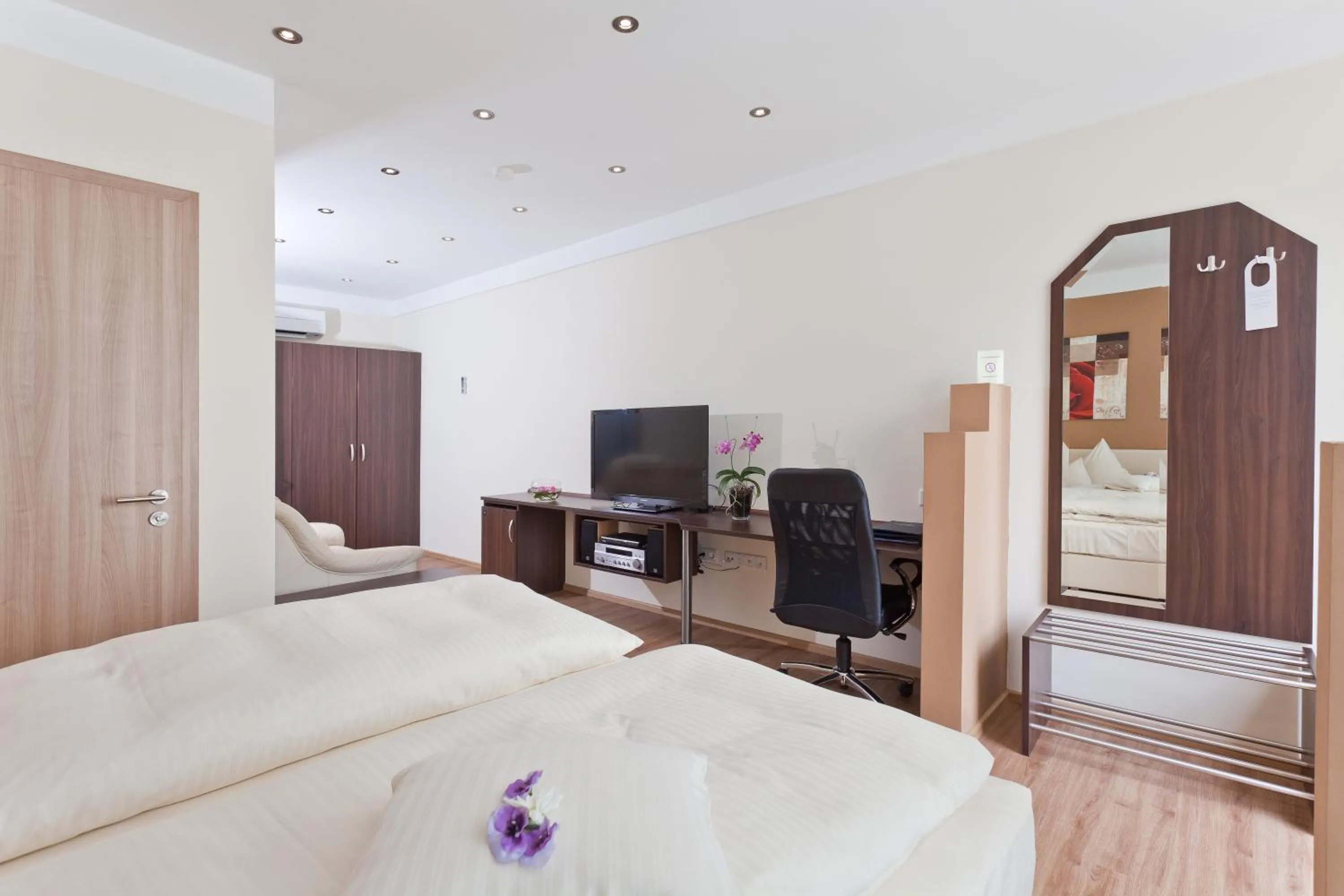 Photo of the whole room, Bed in Engelhard Das Landhotel Garni