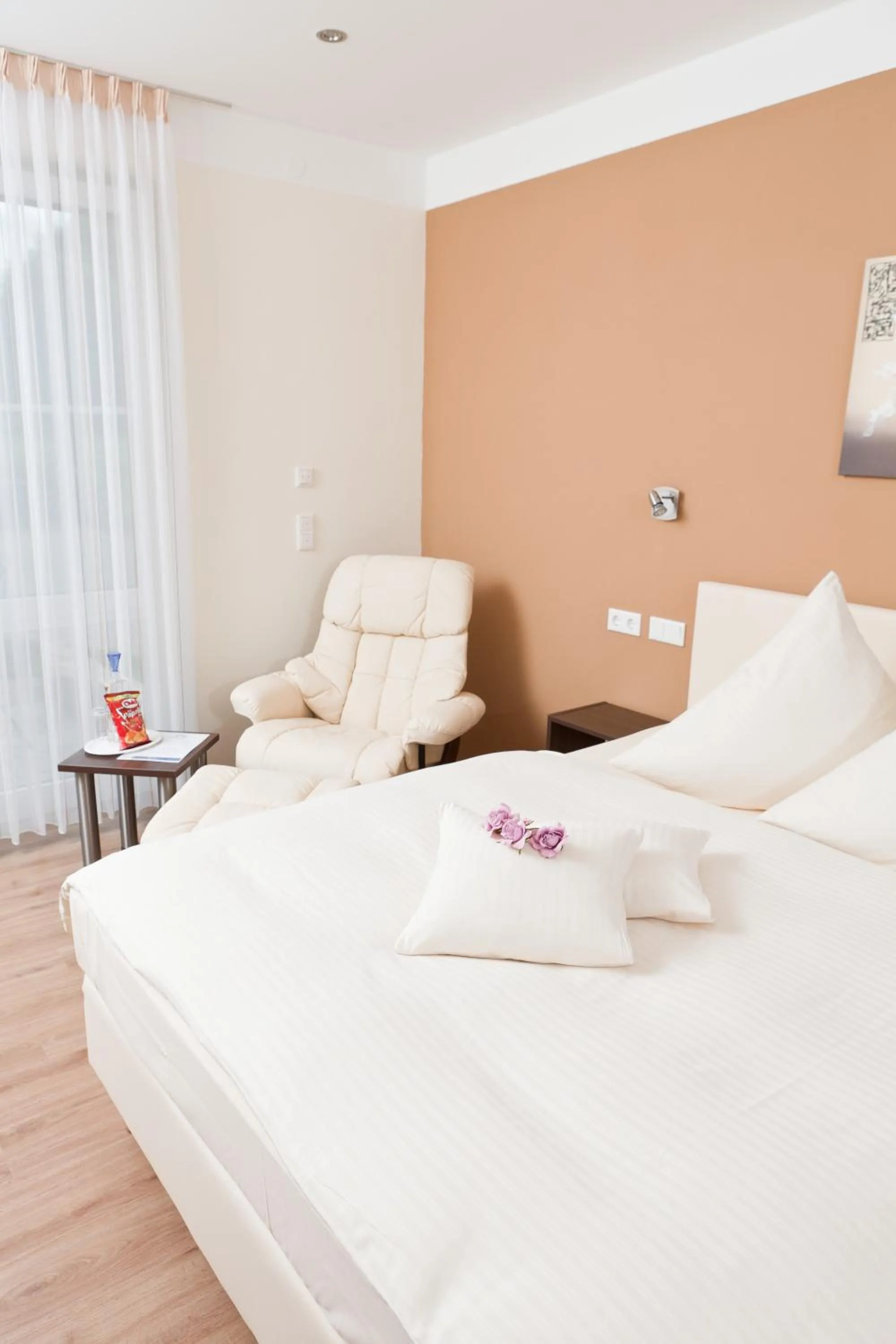 Photo of the whole room, Bed in Engelhard Das Landhotel Garni