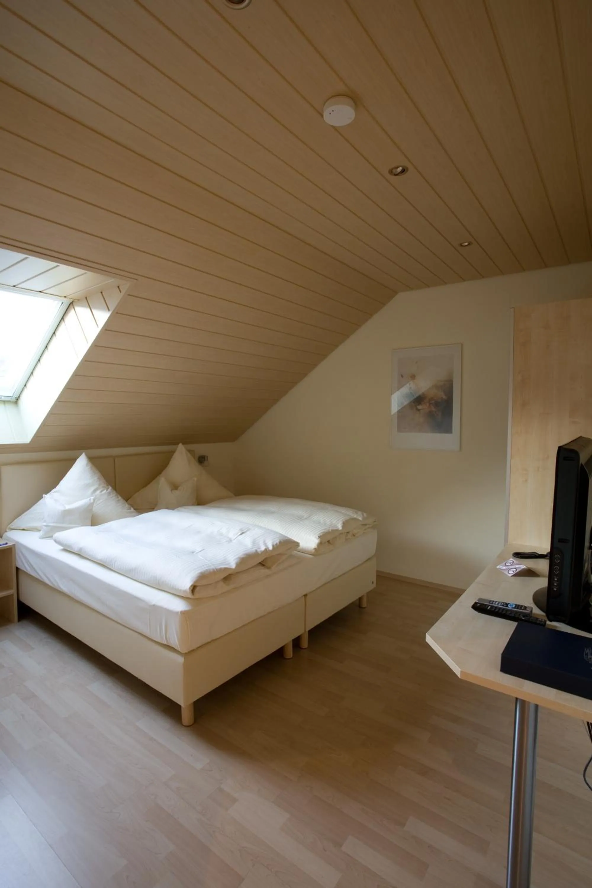 Photo of the whole room, Bed in Engelhard Das Landhotel Garni