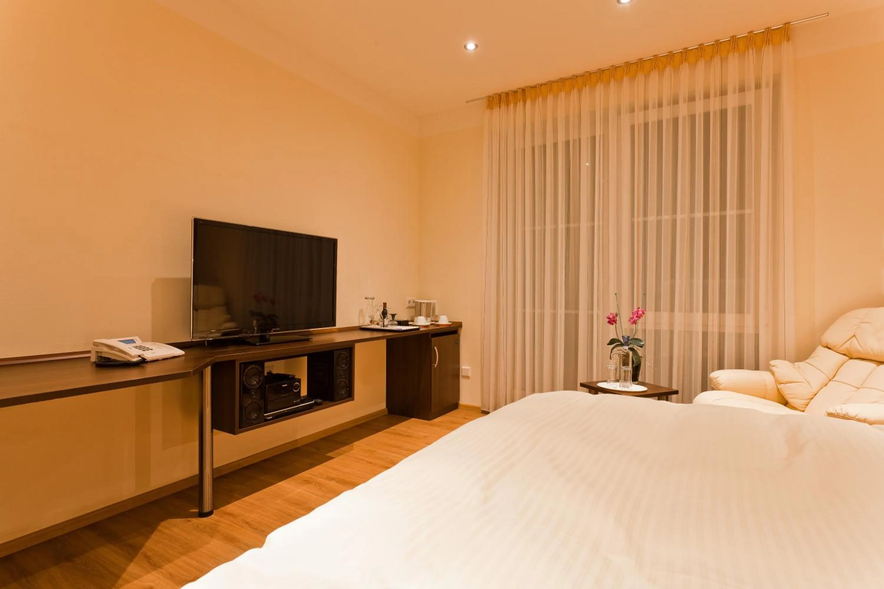 Photo of the whole room, Bed in Engelhard Das Landhotel Garni