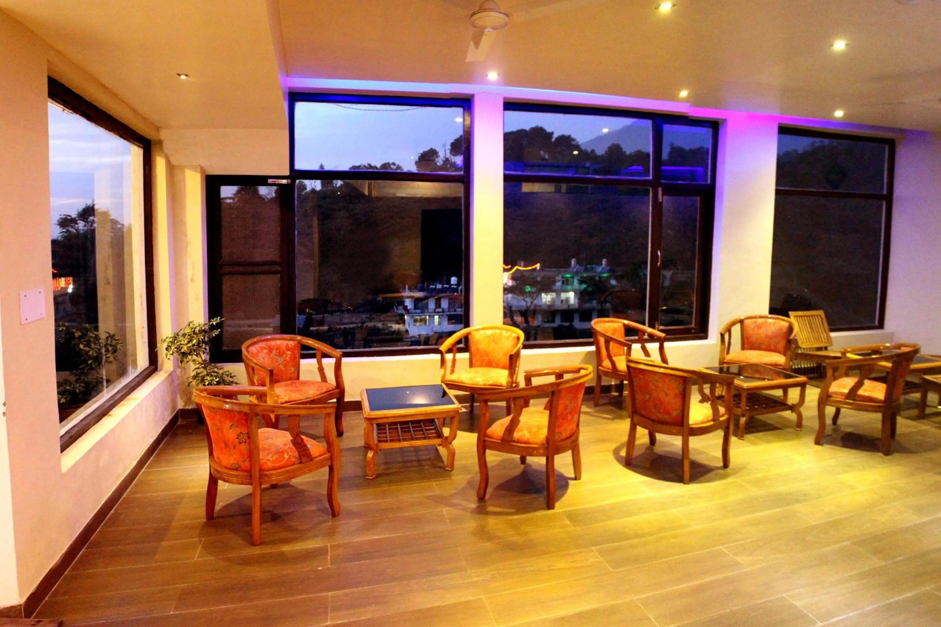 Lounge or bar in Hotel Vatika - the riverside resort