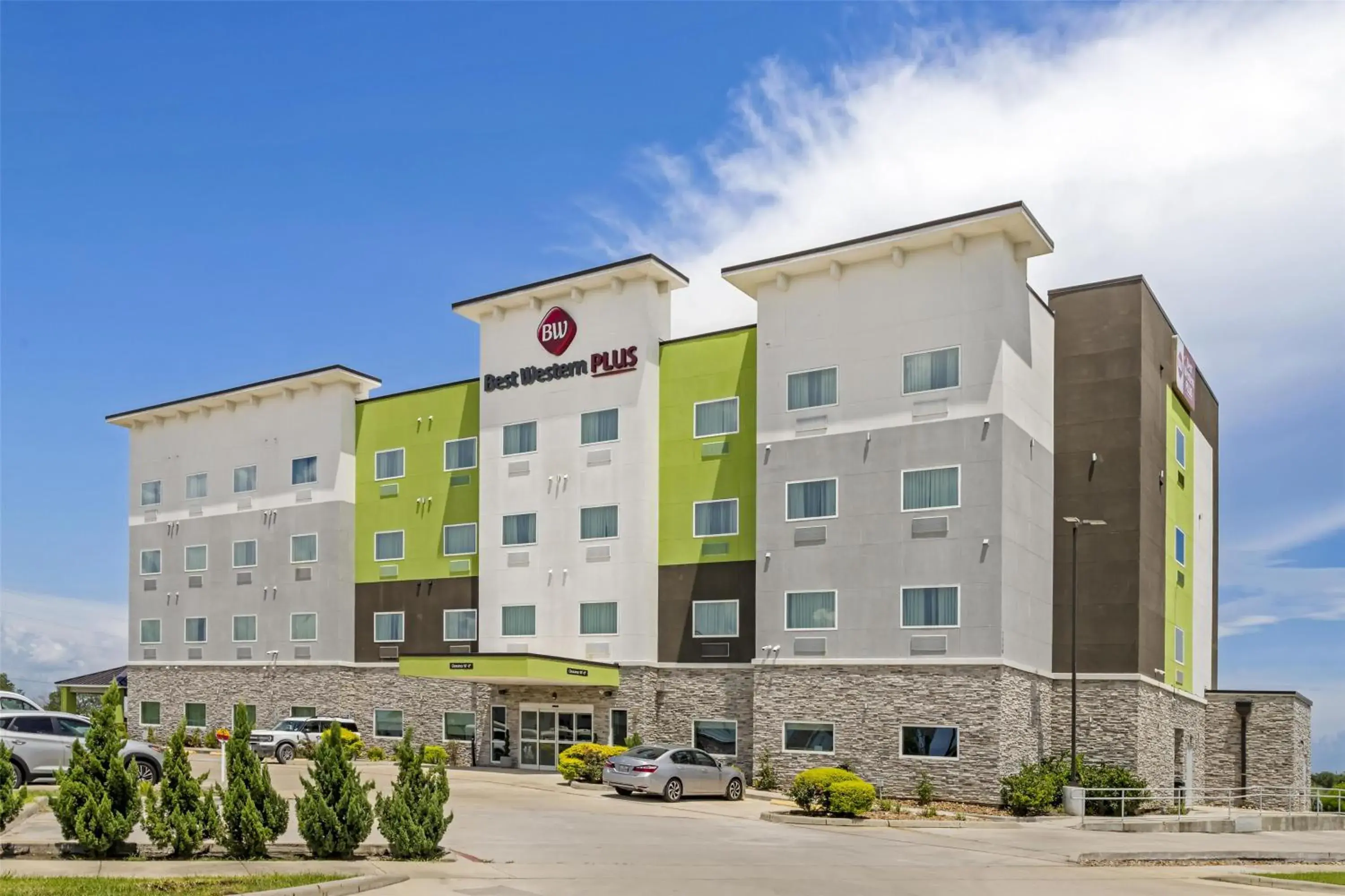 Property building in Best Western Plus Mid County Property building in Best Western Plus Mid County