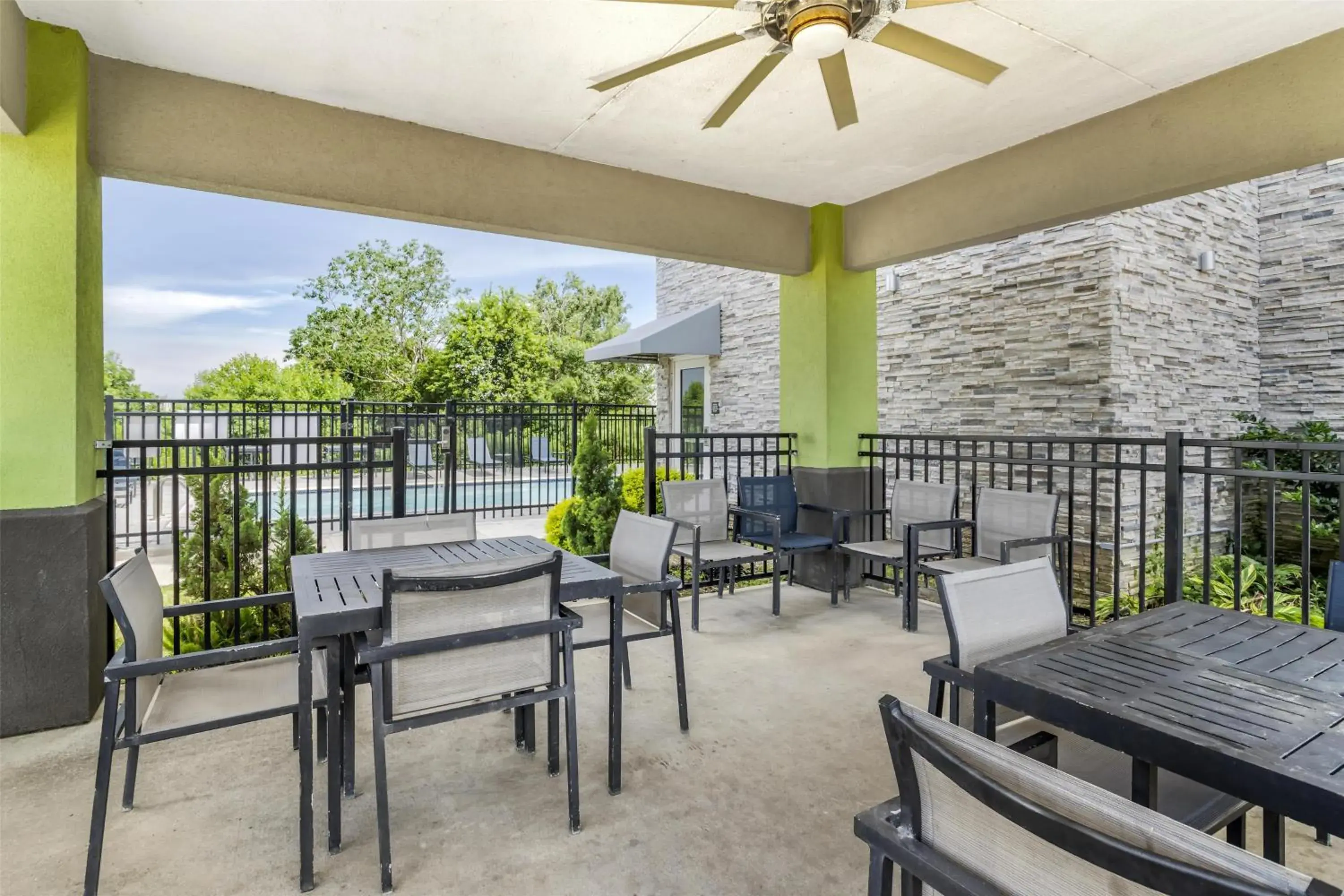 Property building in Best Western Plus Mid County Property building in Best Western Plus Mid County