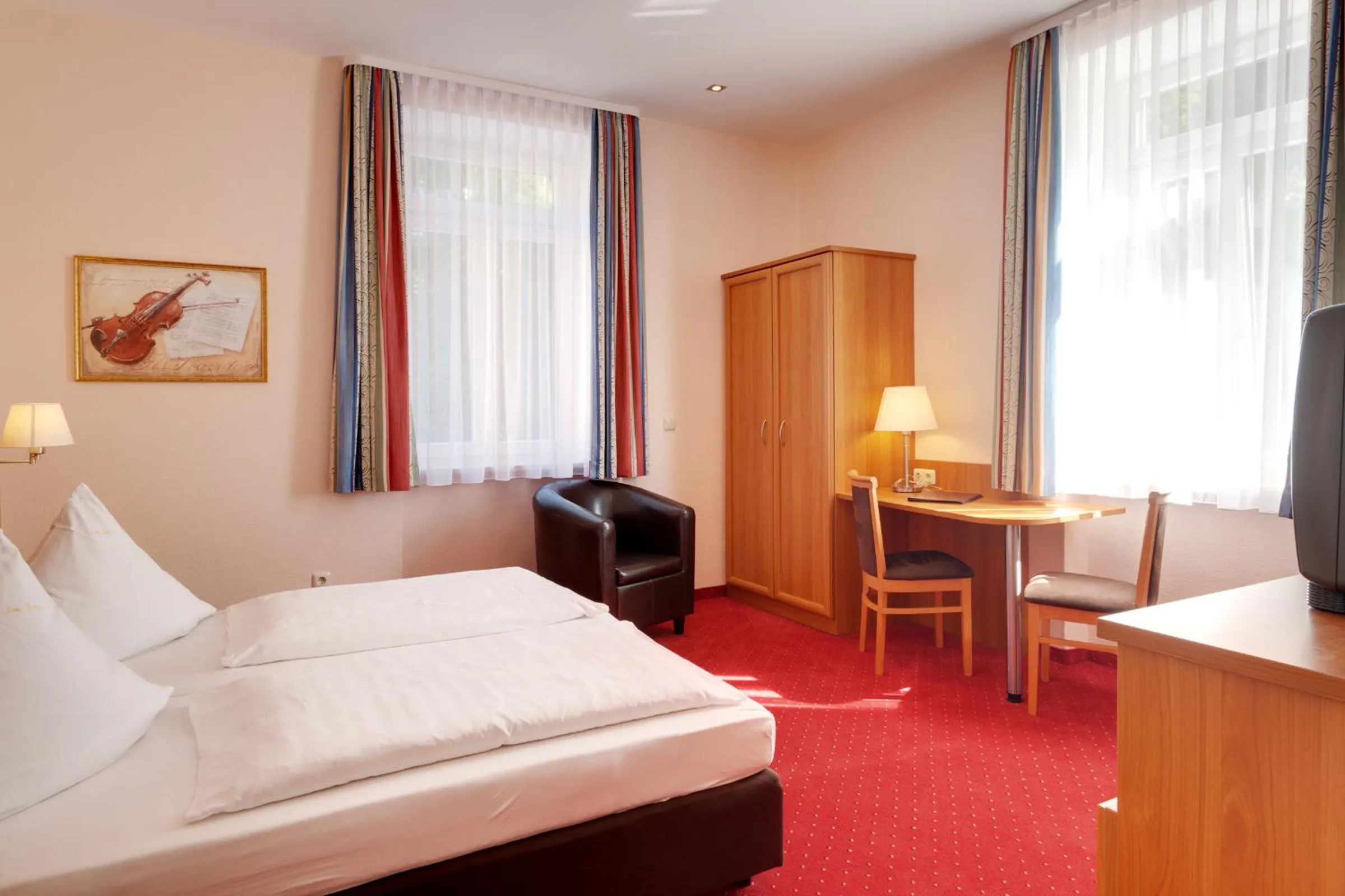 Bedroom, Bed in Hotel Bergfried & Schönblick