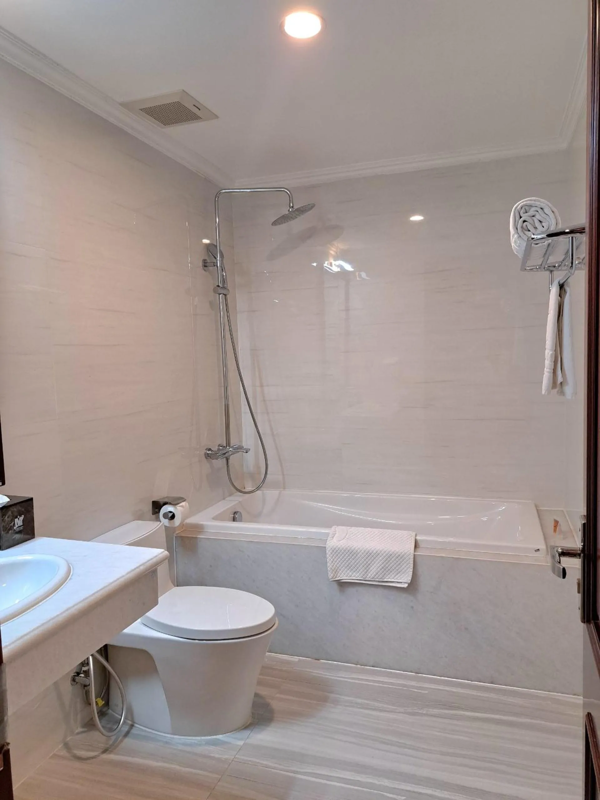 Shower in THE SHINE HOTEL