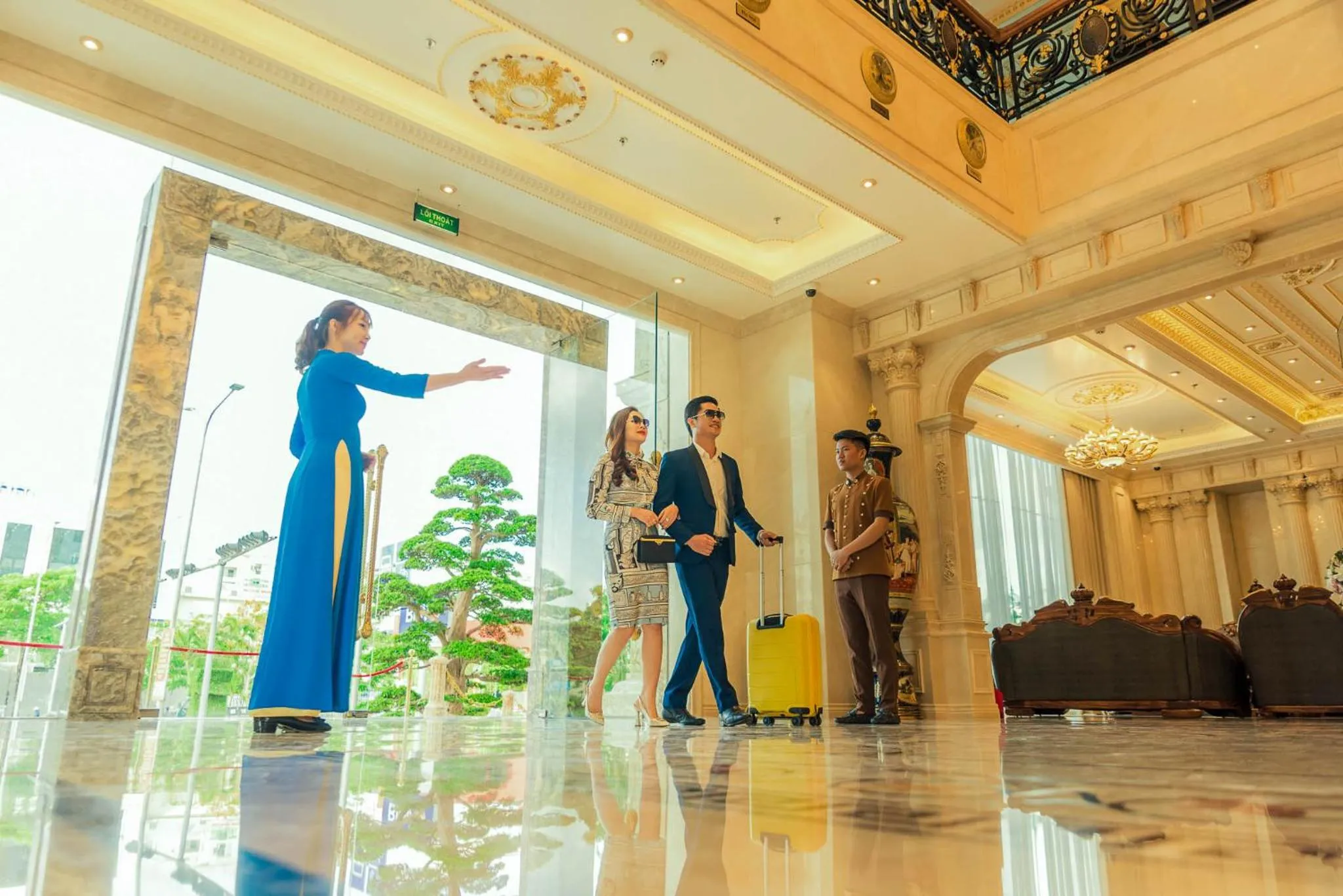 concierge in THE SHINE HOTEL
