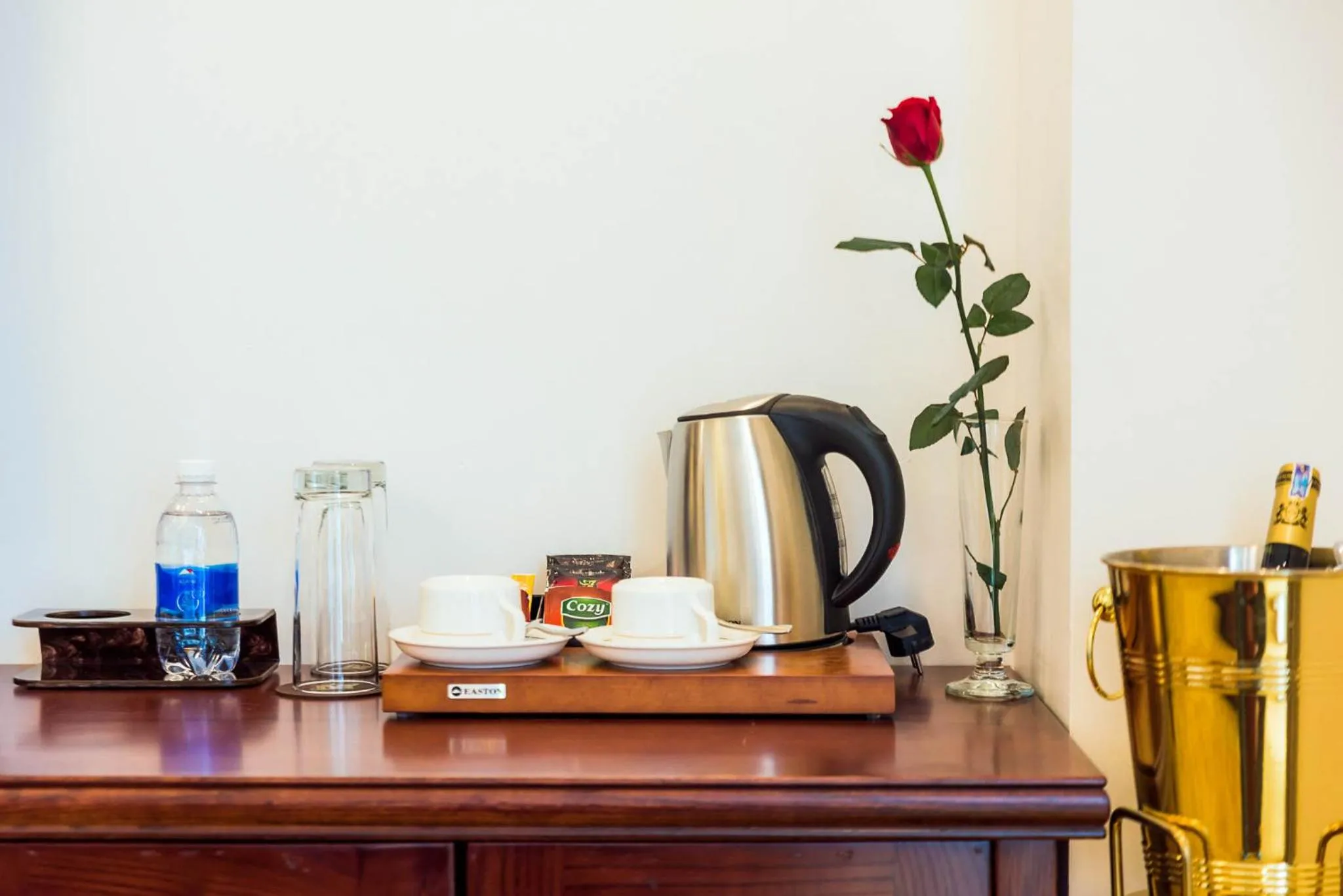 Coffee/tea facilities in THE SHINE HOTEL