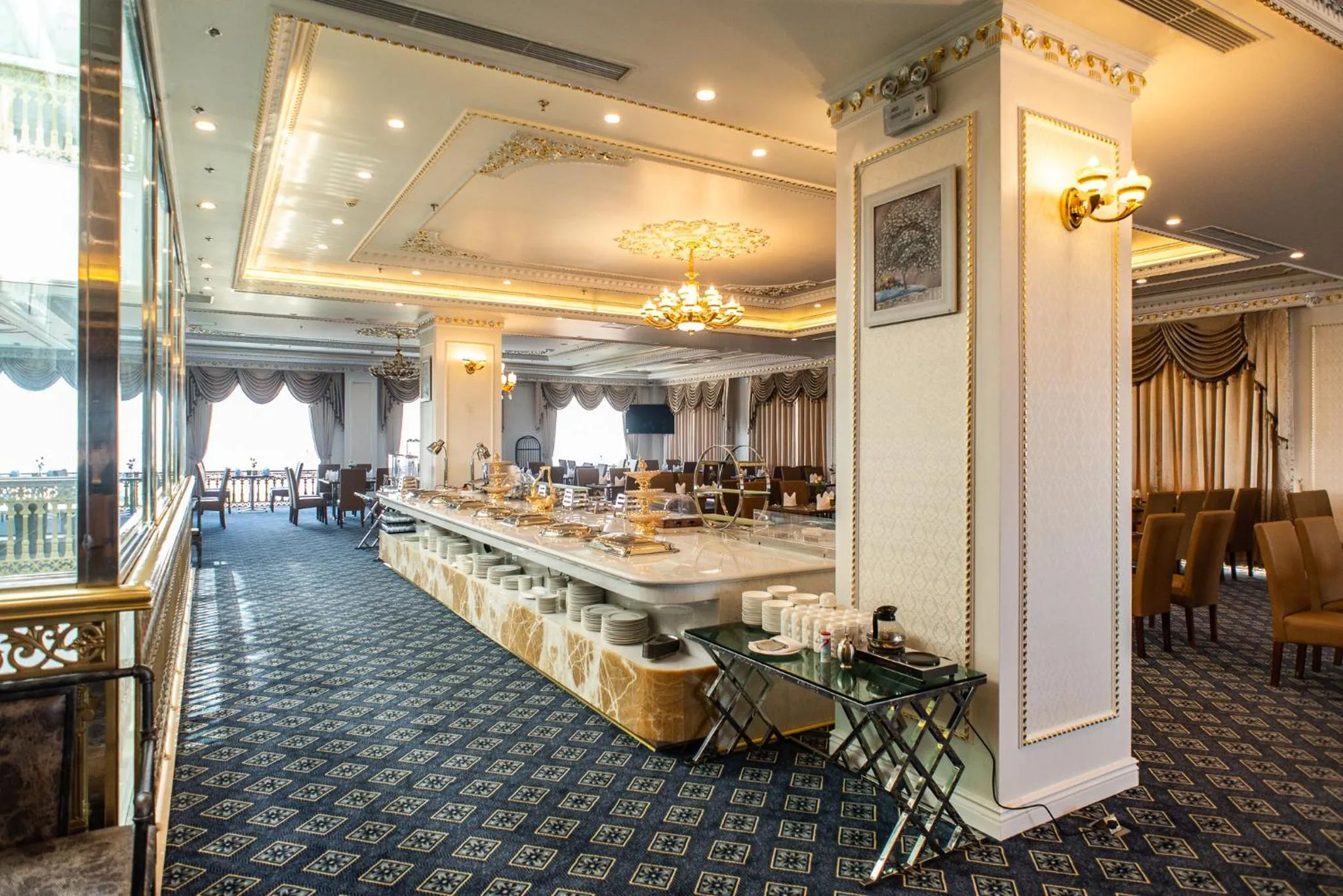 Restaurant/places to eat in THE SHINE HOTEL