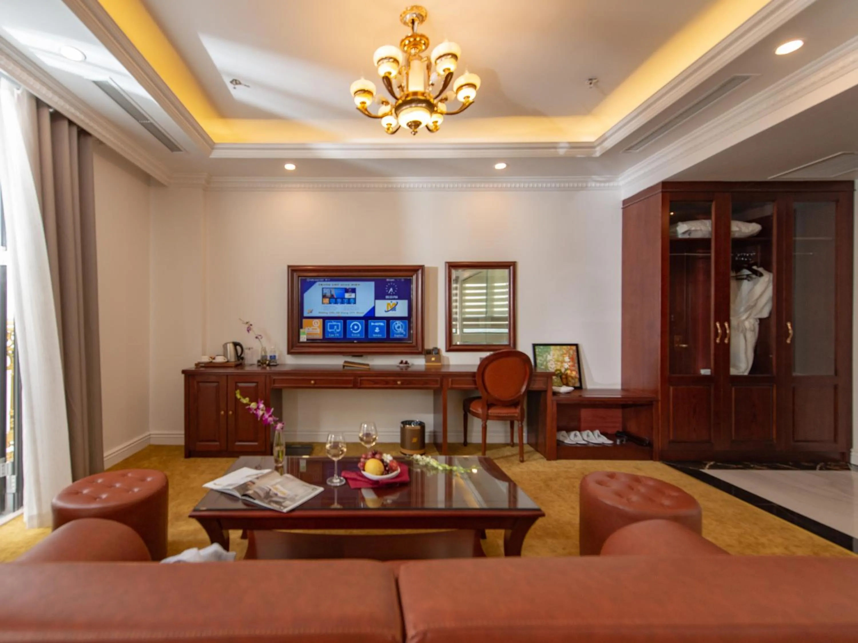 TV and multimedia in THE SHINE HOTEL