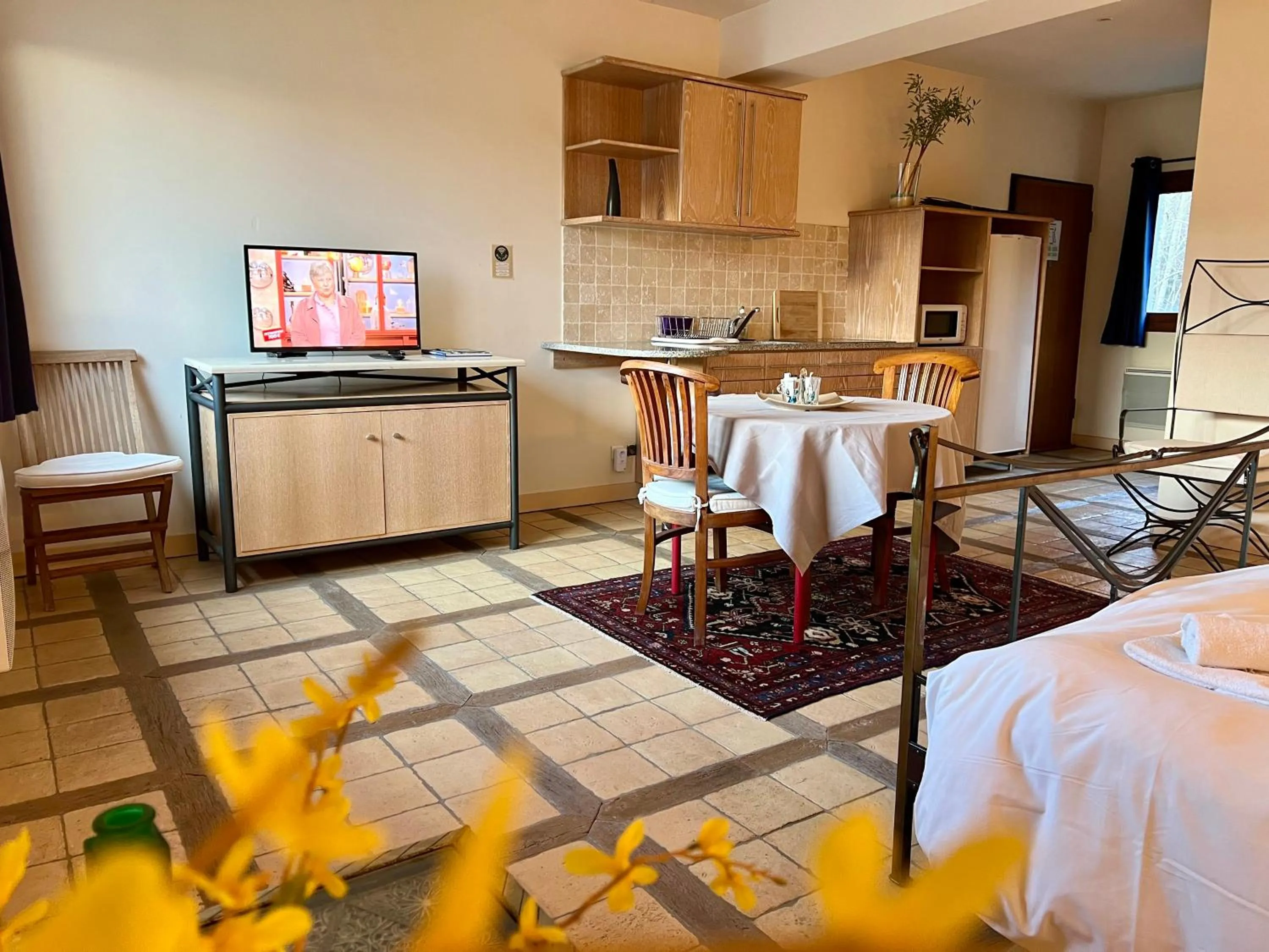 Communal lounge/ TV room in L’antilope