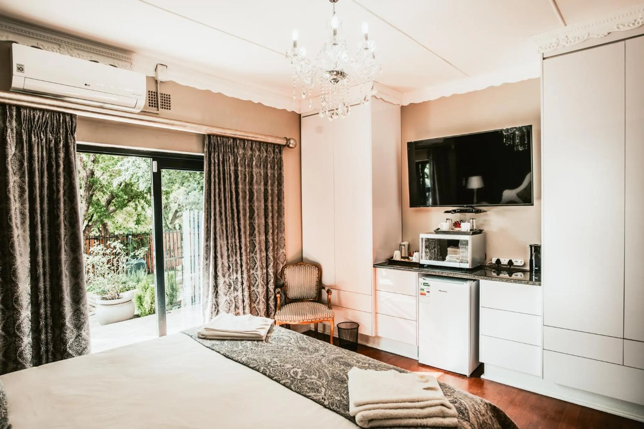 TV and multimedia, Bed in Le Grant Guesthhouse