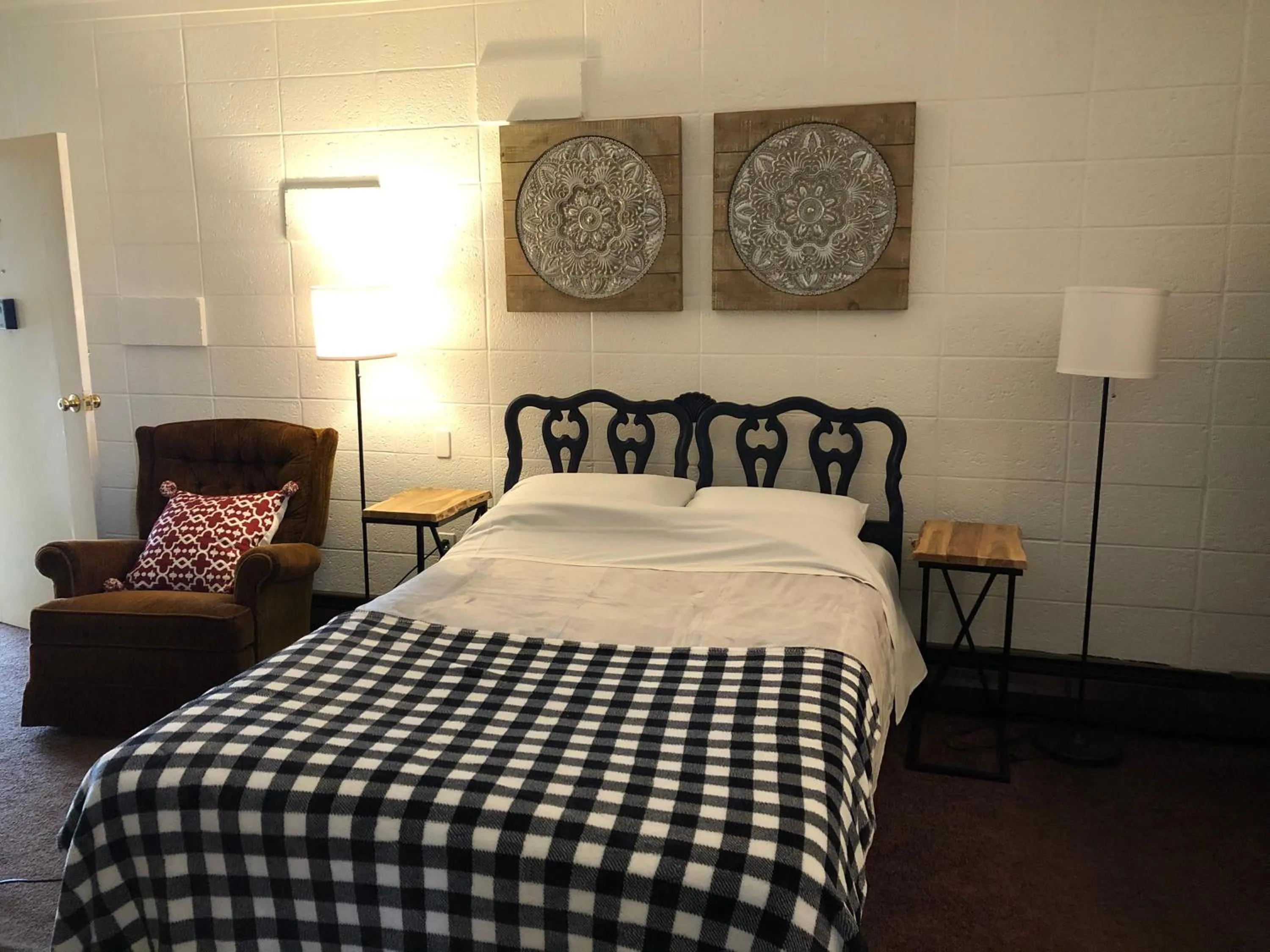 Bed in Rolling Hills Motel