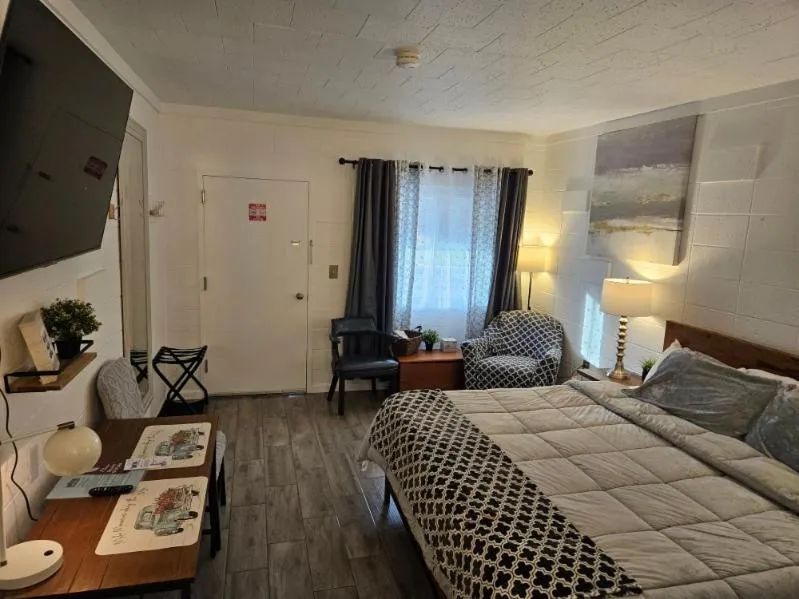 Bed in Rolling Hills Motel