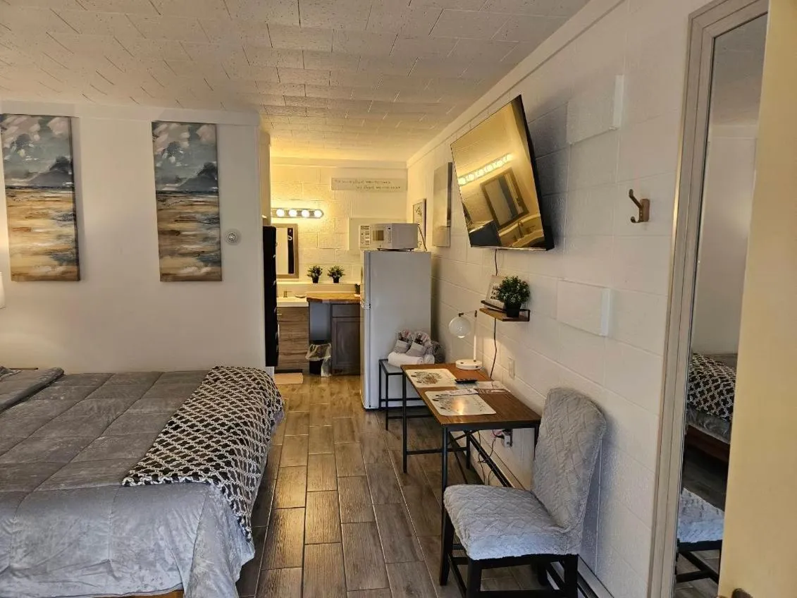 Bed in Rolling Hills Motel