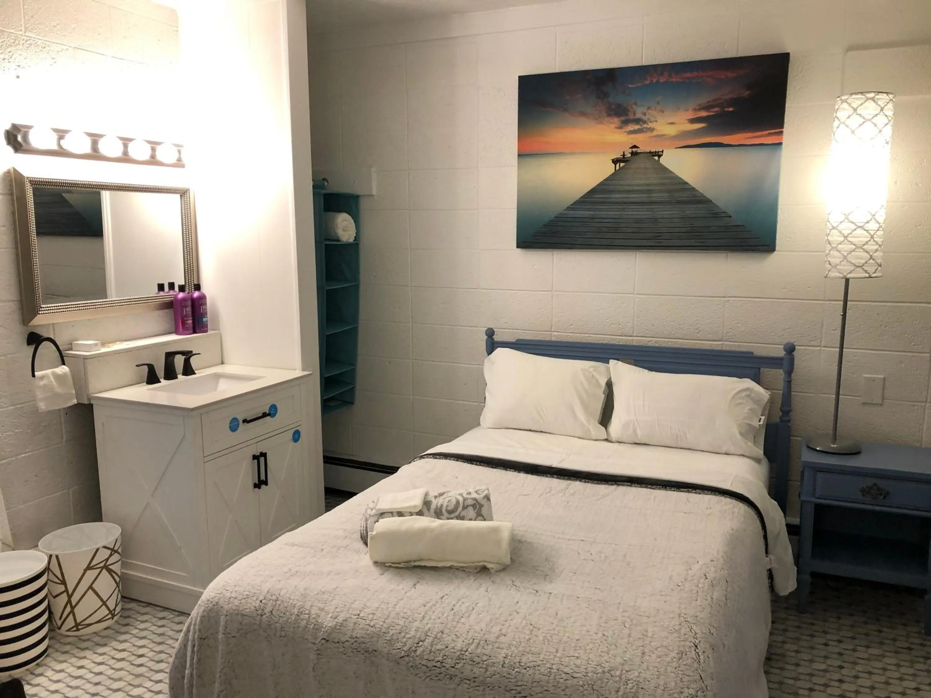 Bed in Rolling Hills Motel