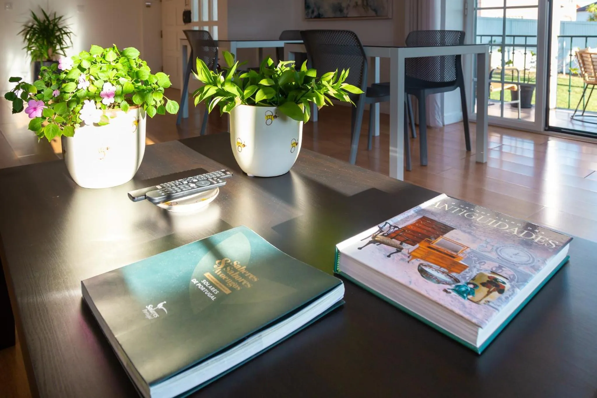 Communal lounge/ TV room in Moro's Friends House - Cascais