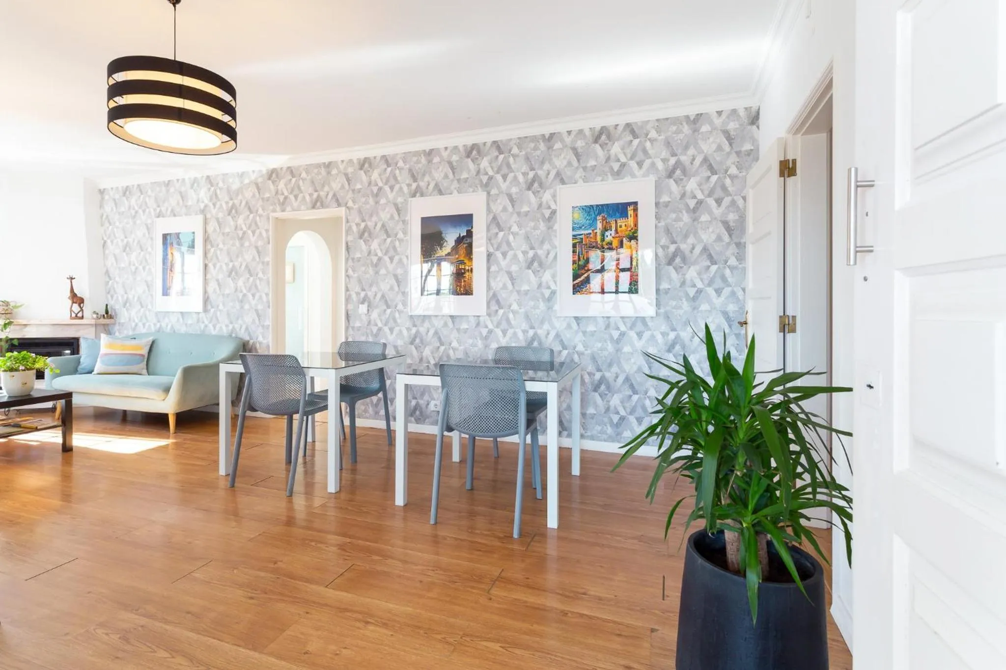 Communal lounge/ TV room in Moro's Friends House - Cascais