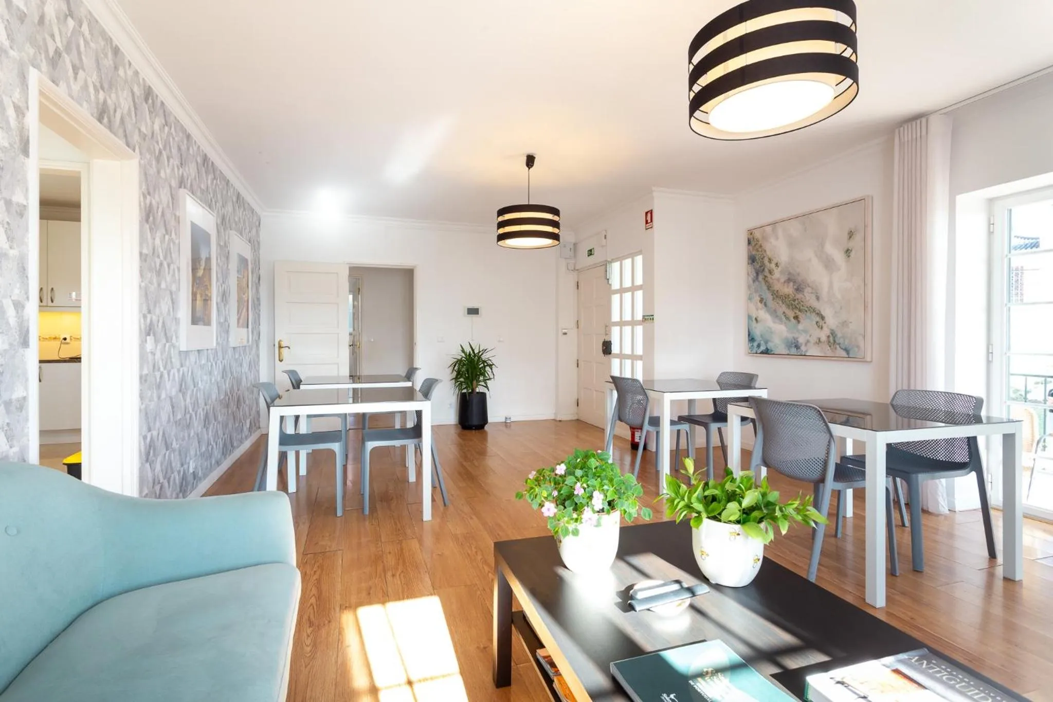 Communal lounge/ TV room in Moro's Friends House - Cascais