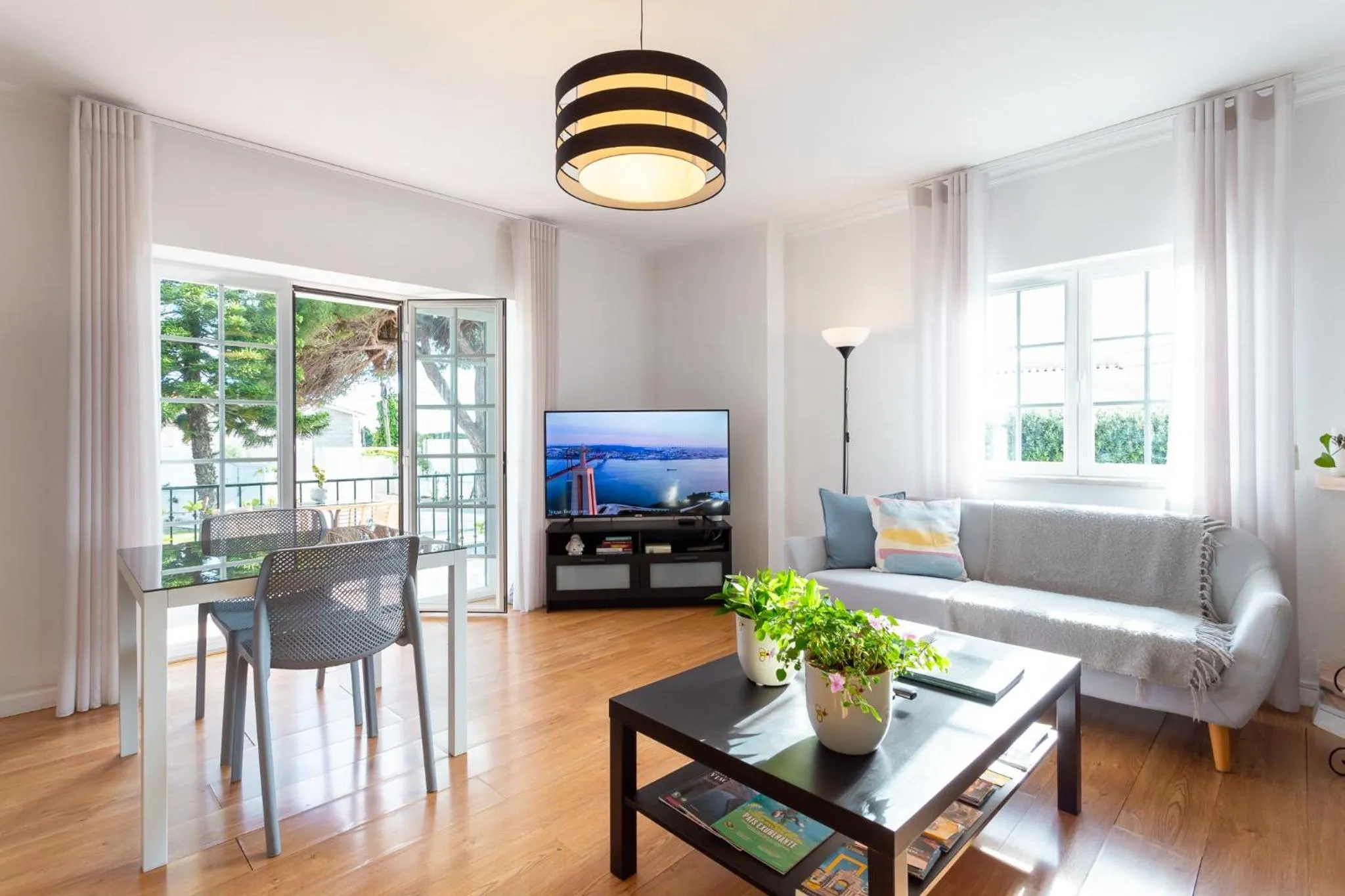 Communal lounge/ TV room in Moro's Friends House - Cascais