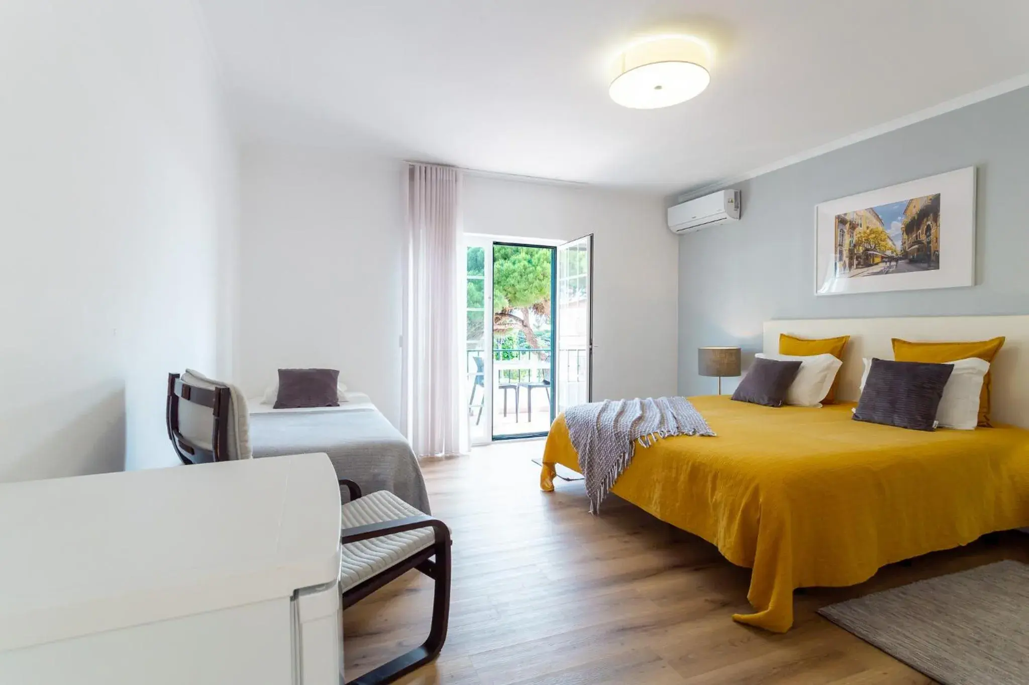 Deluxe Double Room with Balcony in Moro's Friends House - Cascais Deluxe Double Room with Balcony in Moro's Friends House - Cascais