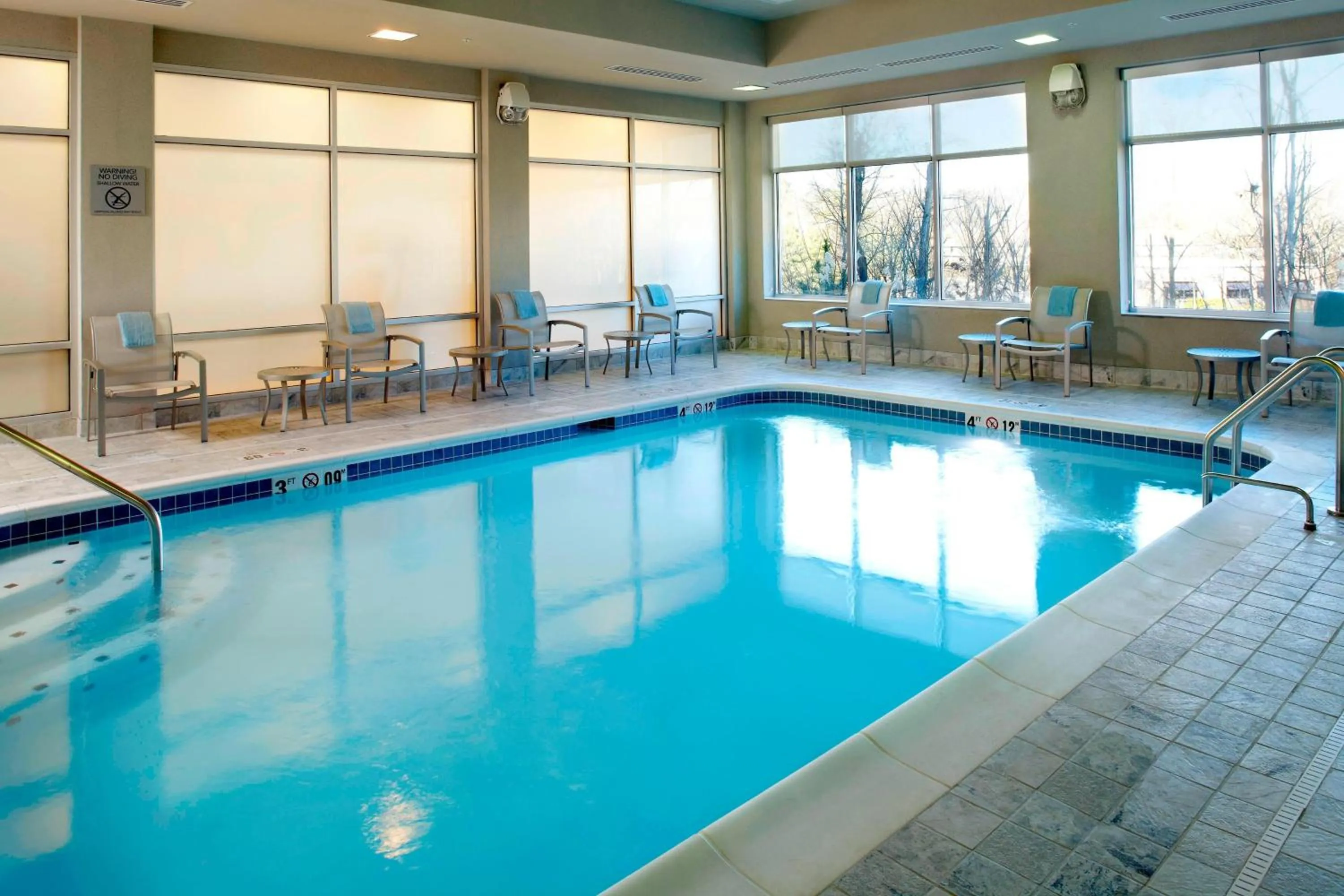 Swimming pool in Courtyard by Marriott Knoxville West/Bearden