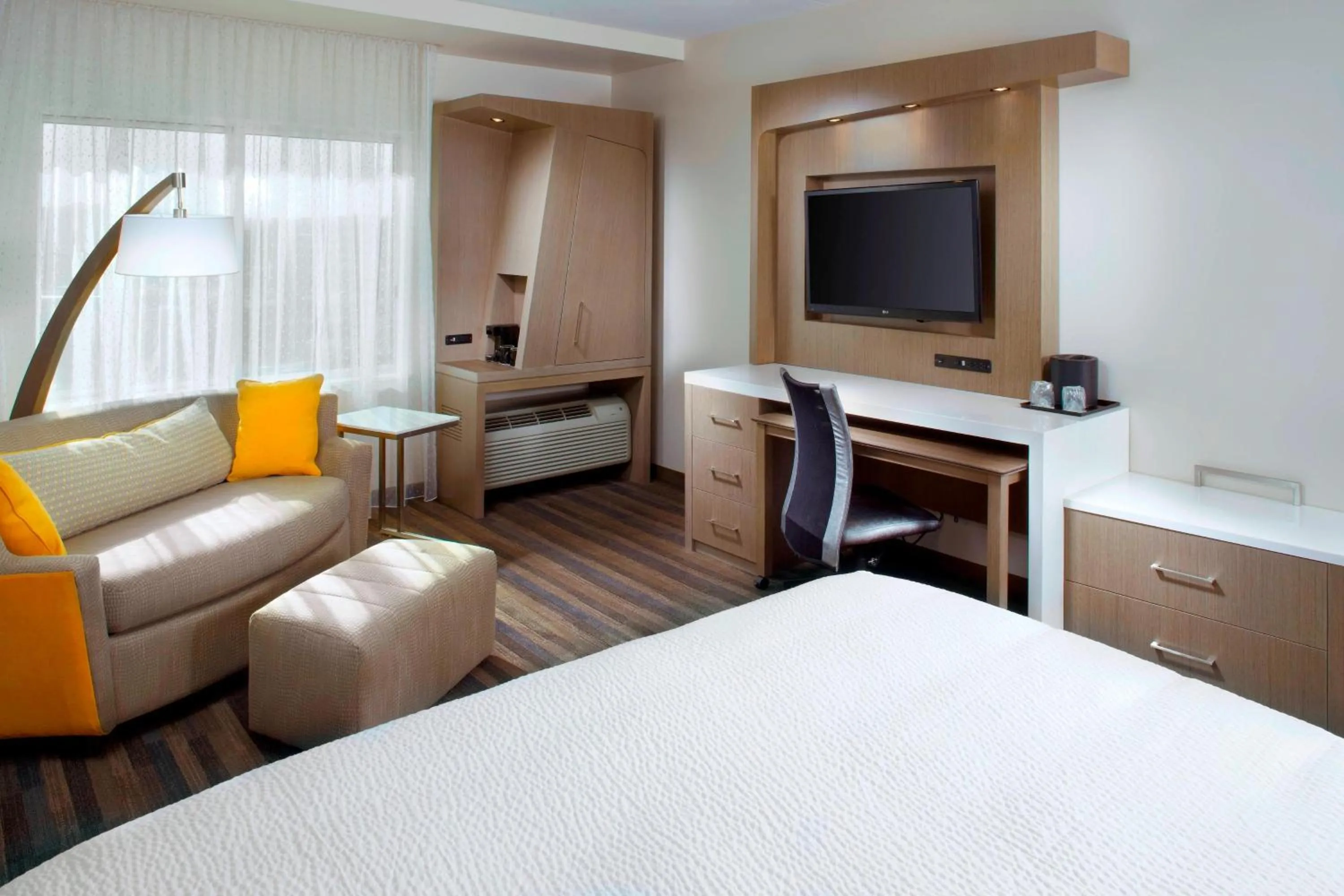 Photo of the whole room, Bed in Courtyard by Marriott Knoxville West/Bearden