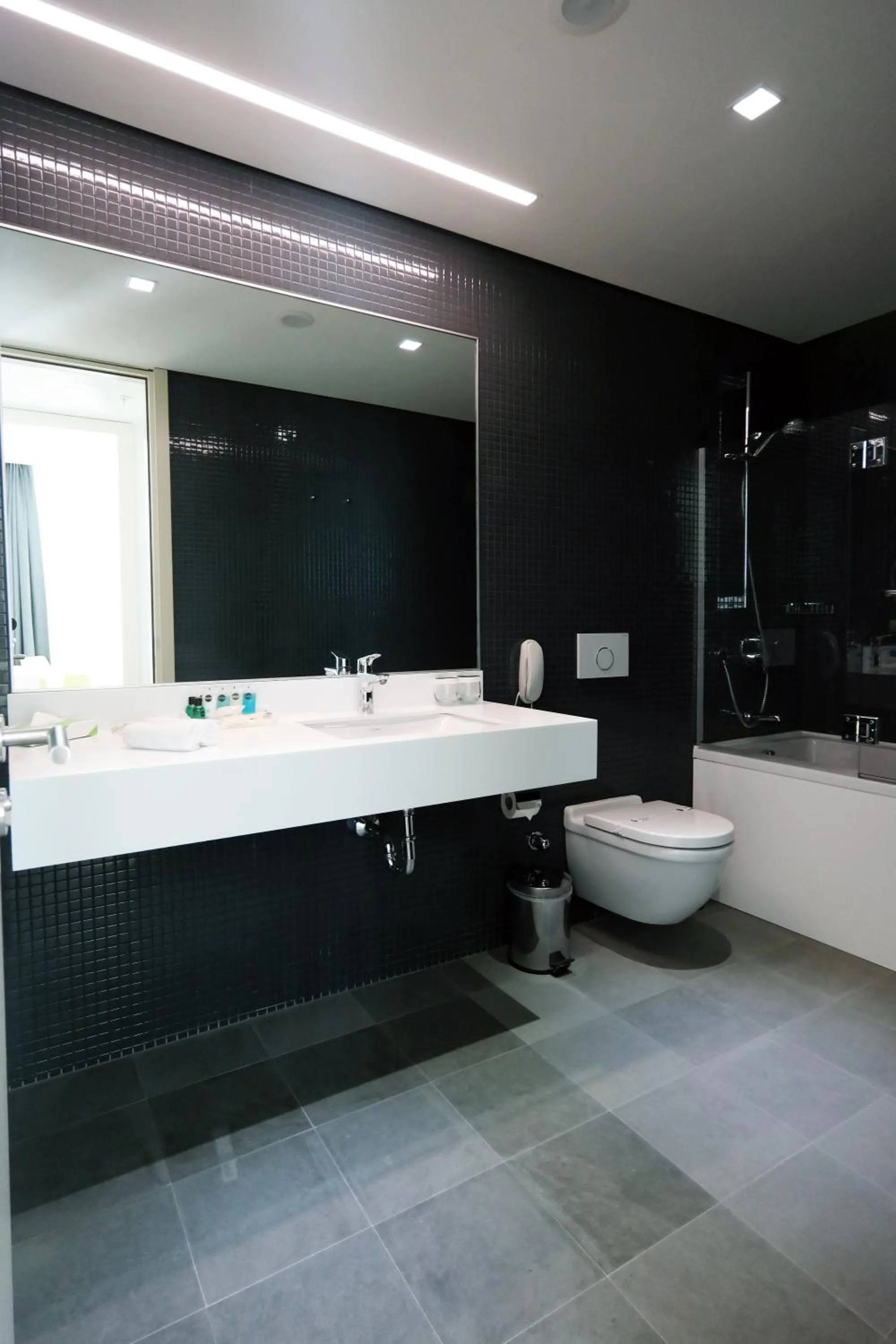 Shower in Workinn Hotel