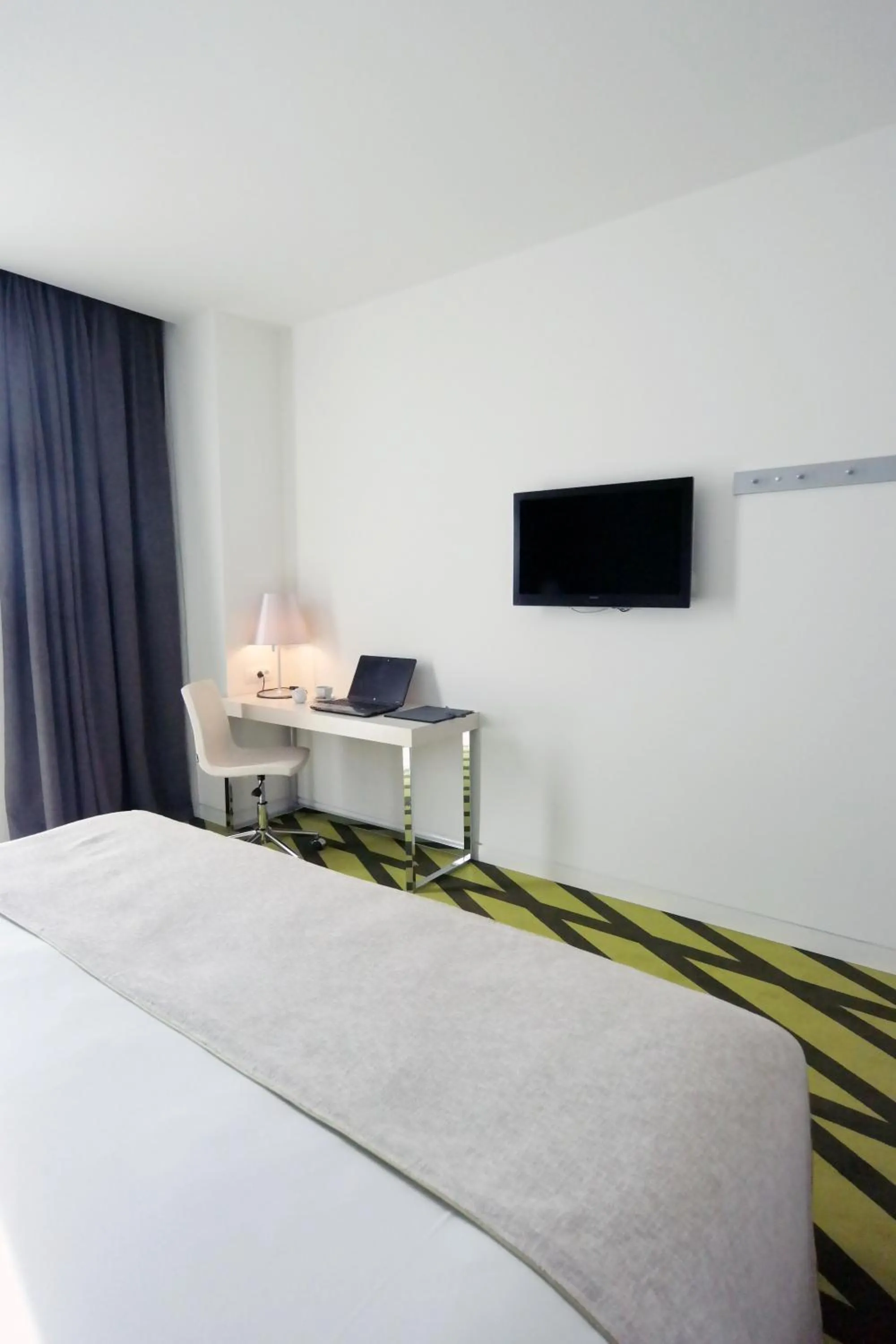 TV and multimedia, Bed in Workinn Hotel