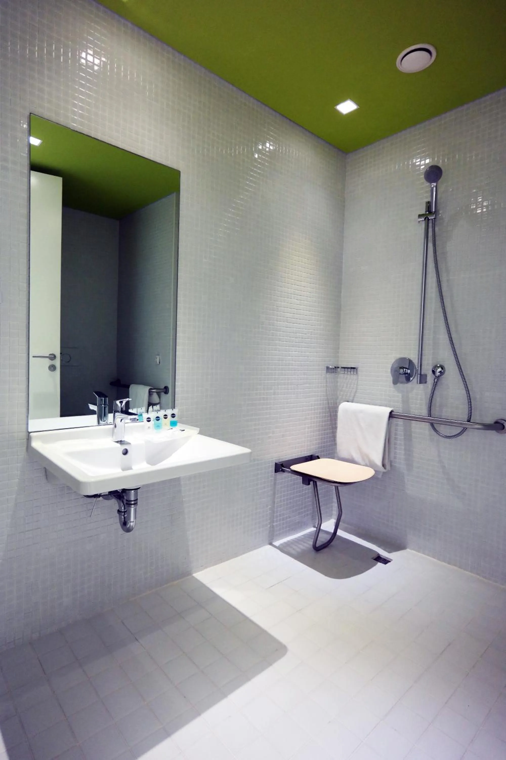 Shower in Workinn Hotel