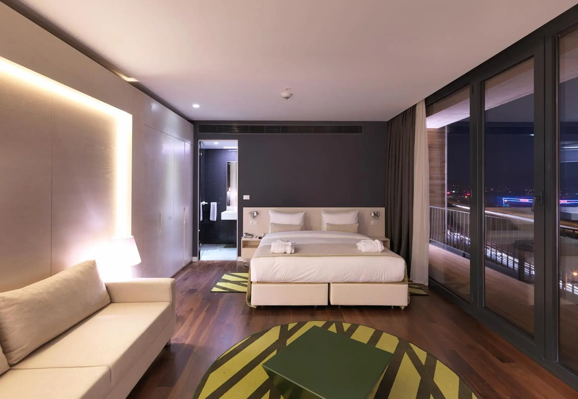 Shower, Bed in Workinn Hotel Shower, Bed in Workinn Hotel