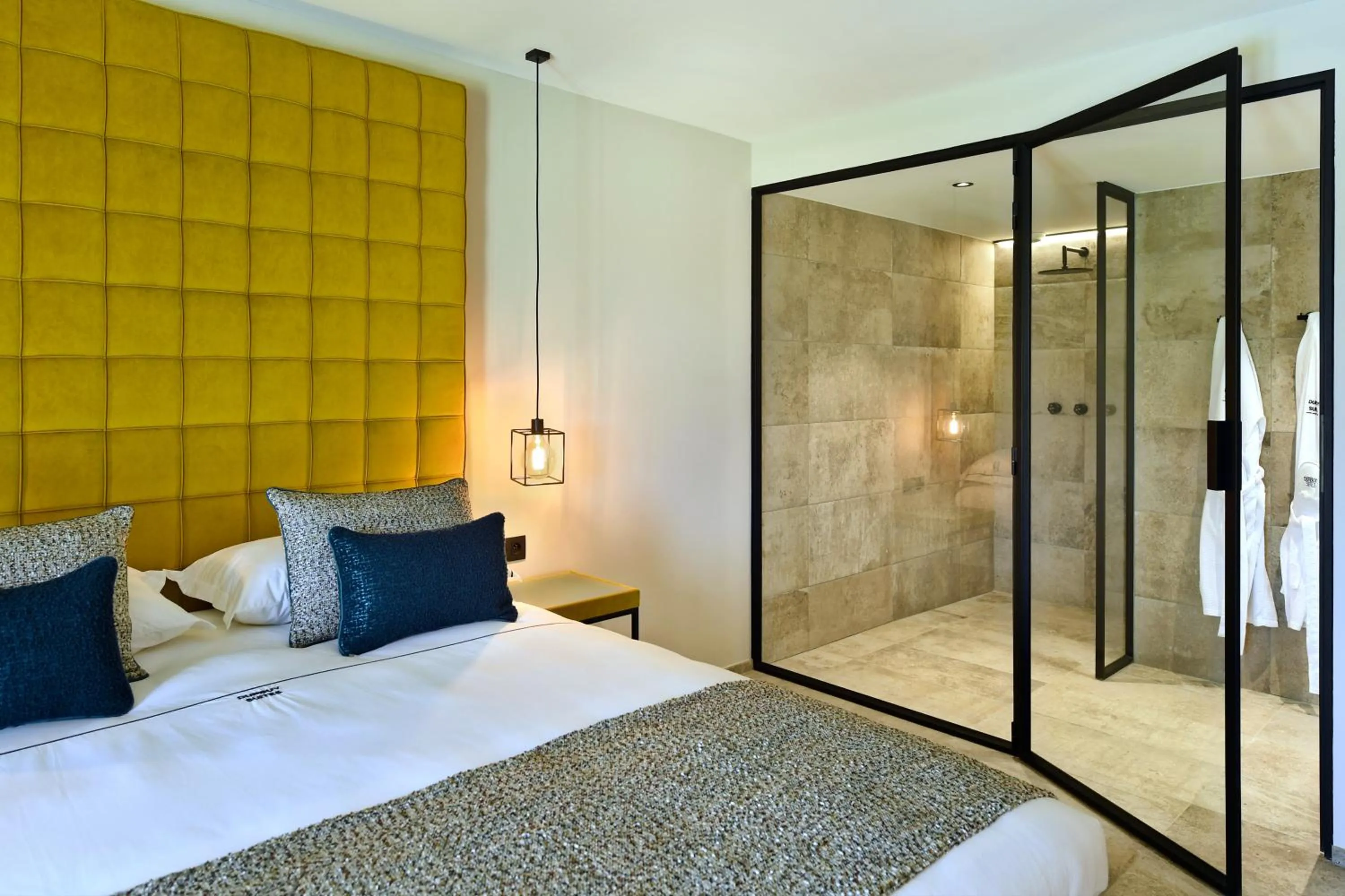 Shower, Bed in DURBUY SUITES