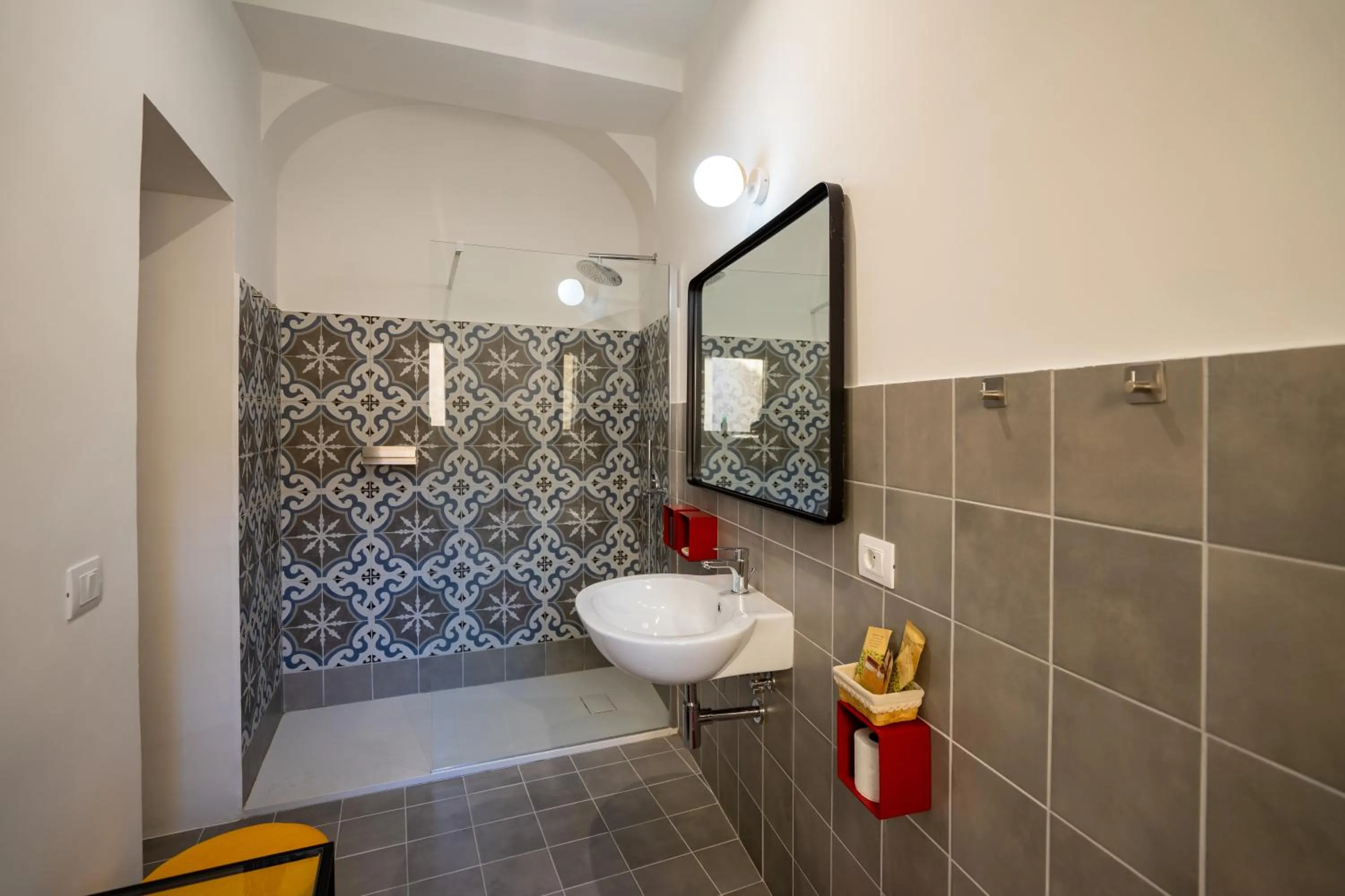 Shower in Borgo dei Saraceni - Flower Home