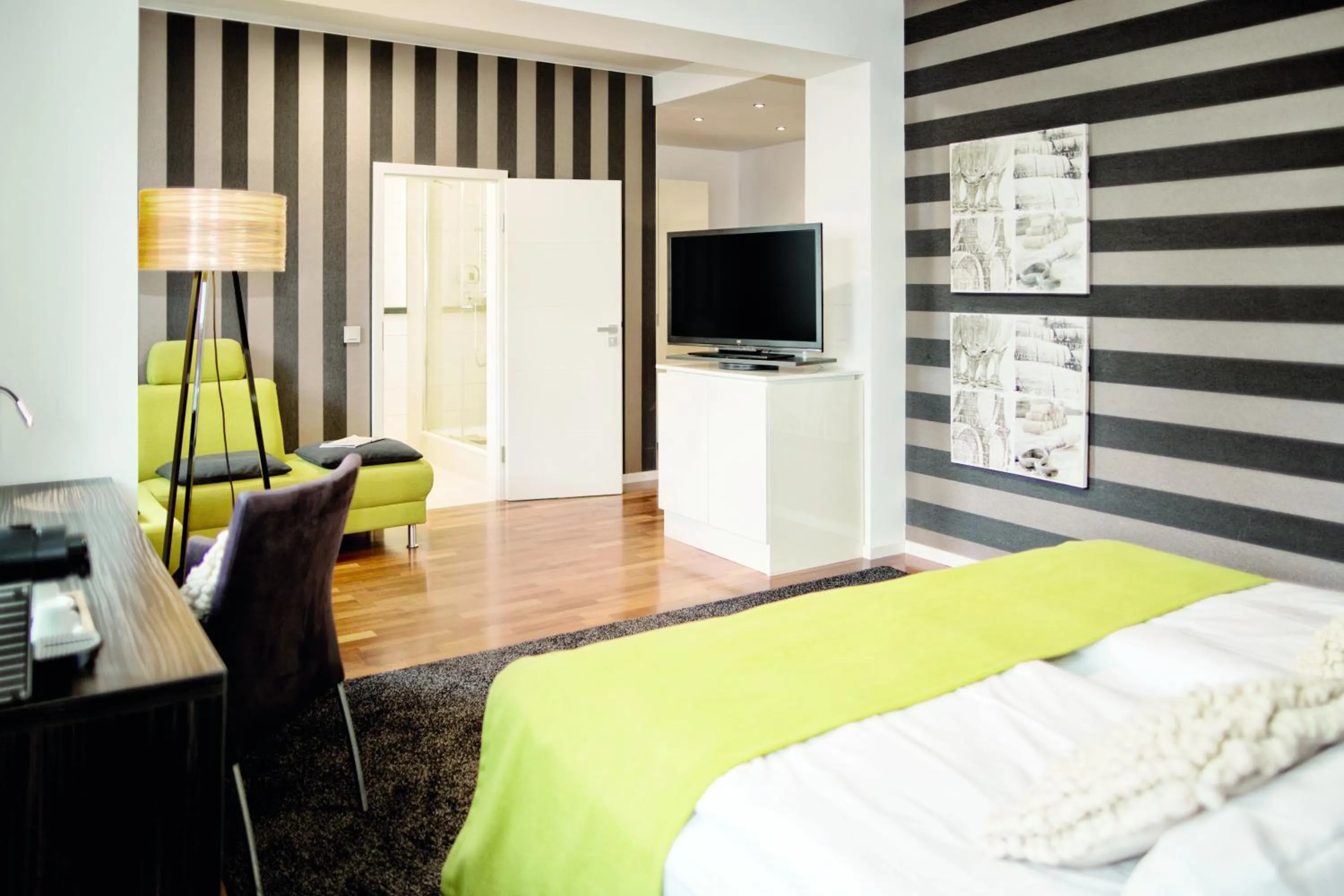 Photo of the whole room, Bed in City Hotel Bosse