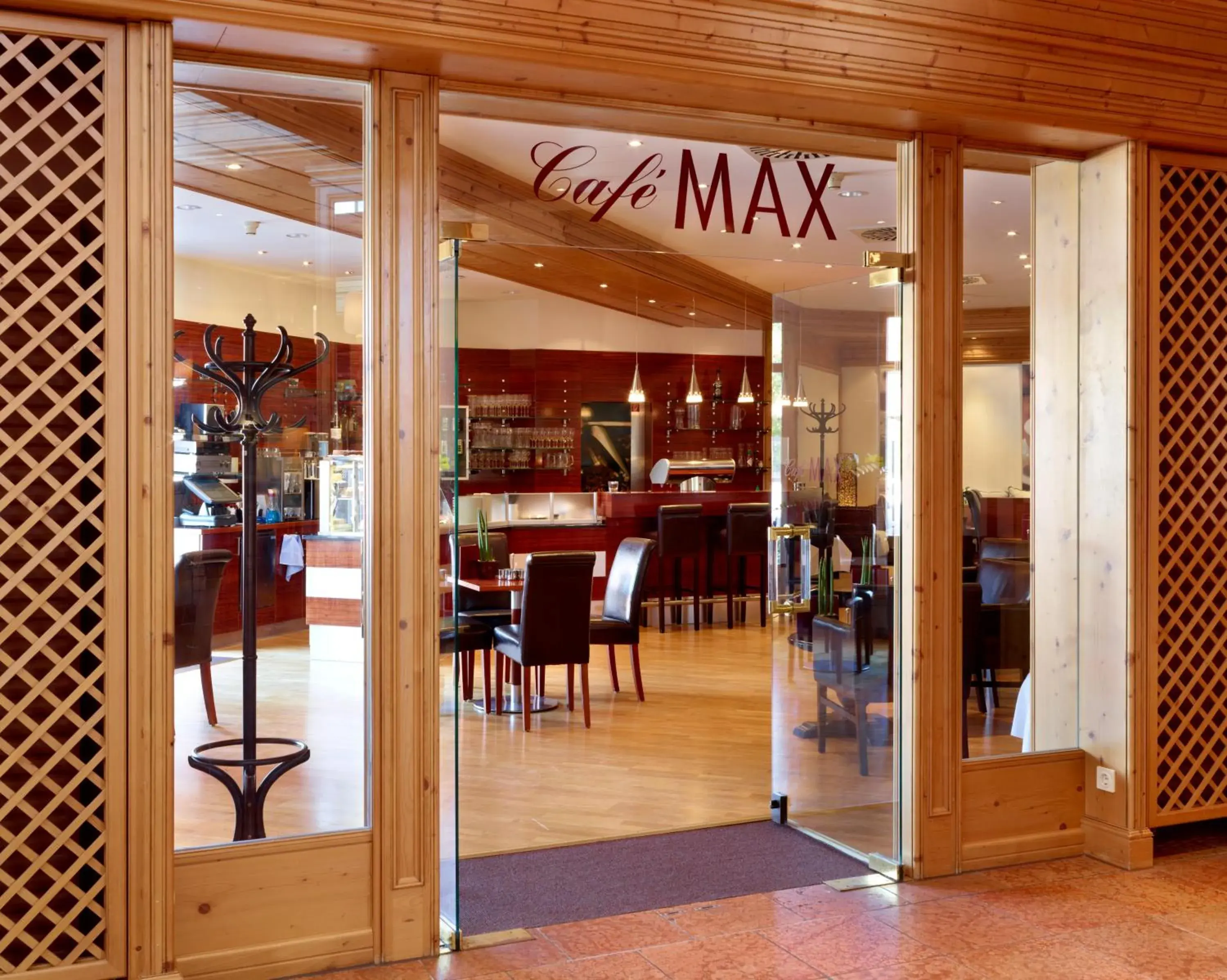 Lounge or bar in Hotel Maximilian - Wellness und Golfhotel