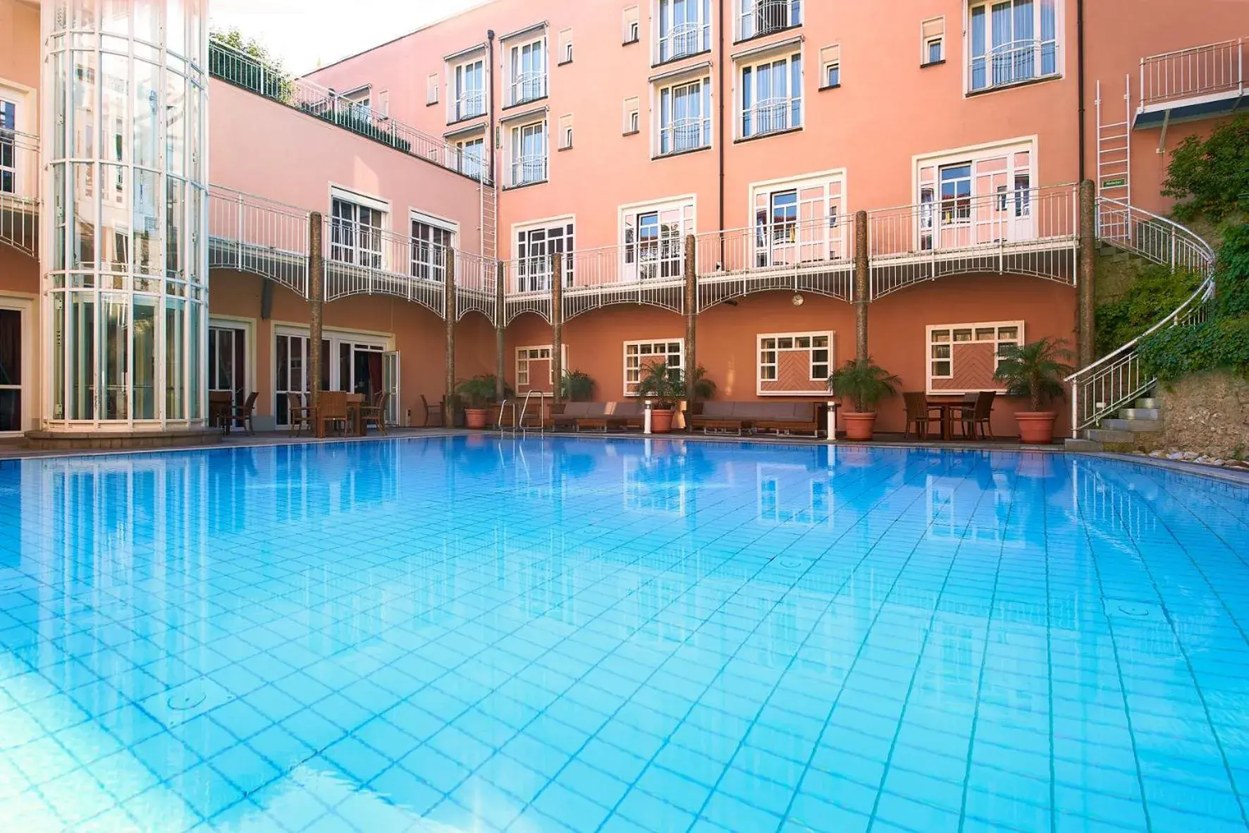 Swimming Pool in Hotel Maximilian - Wellness und Golfhotel