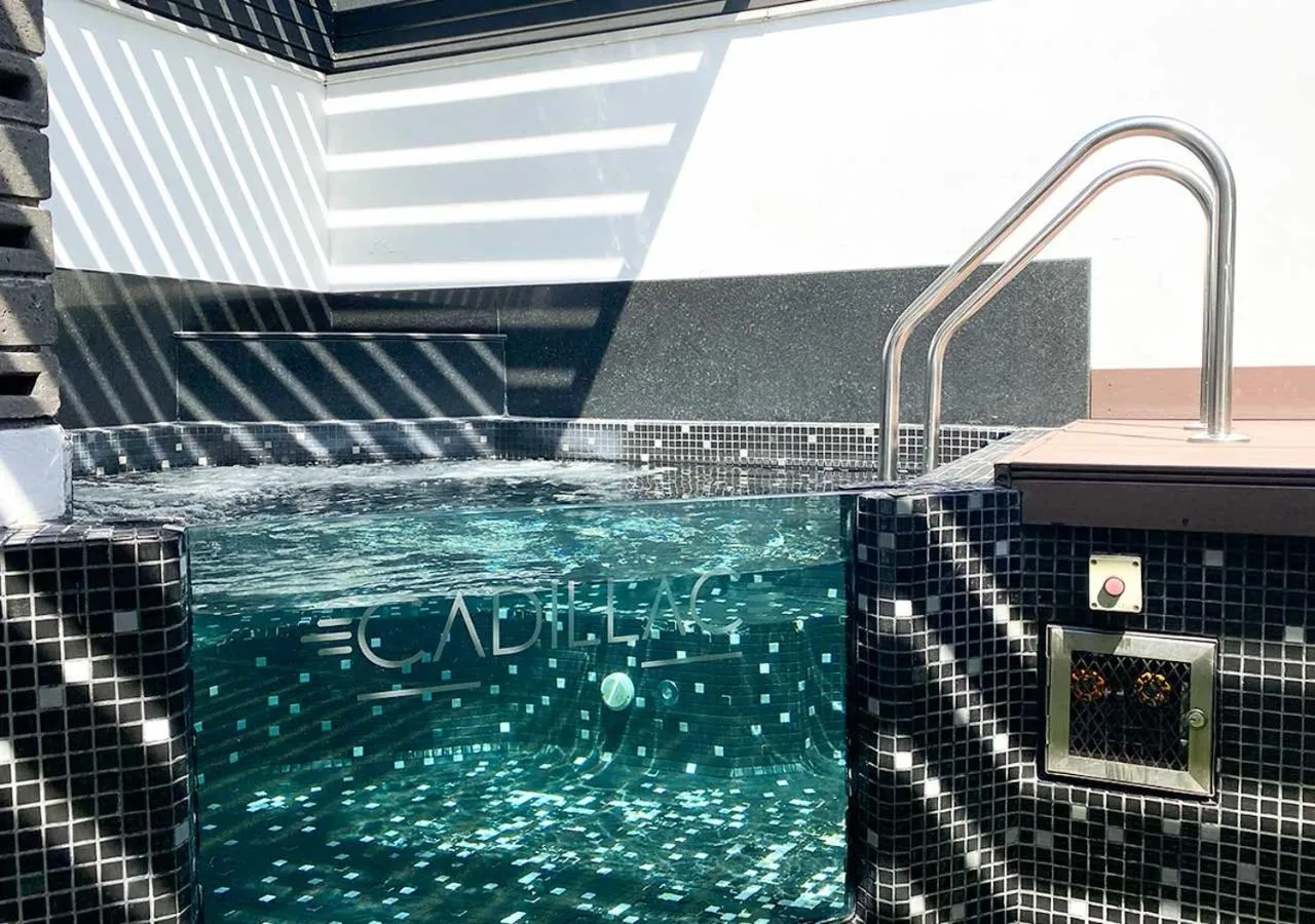 Hot Tub in Cadillac Hotel Boutique