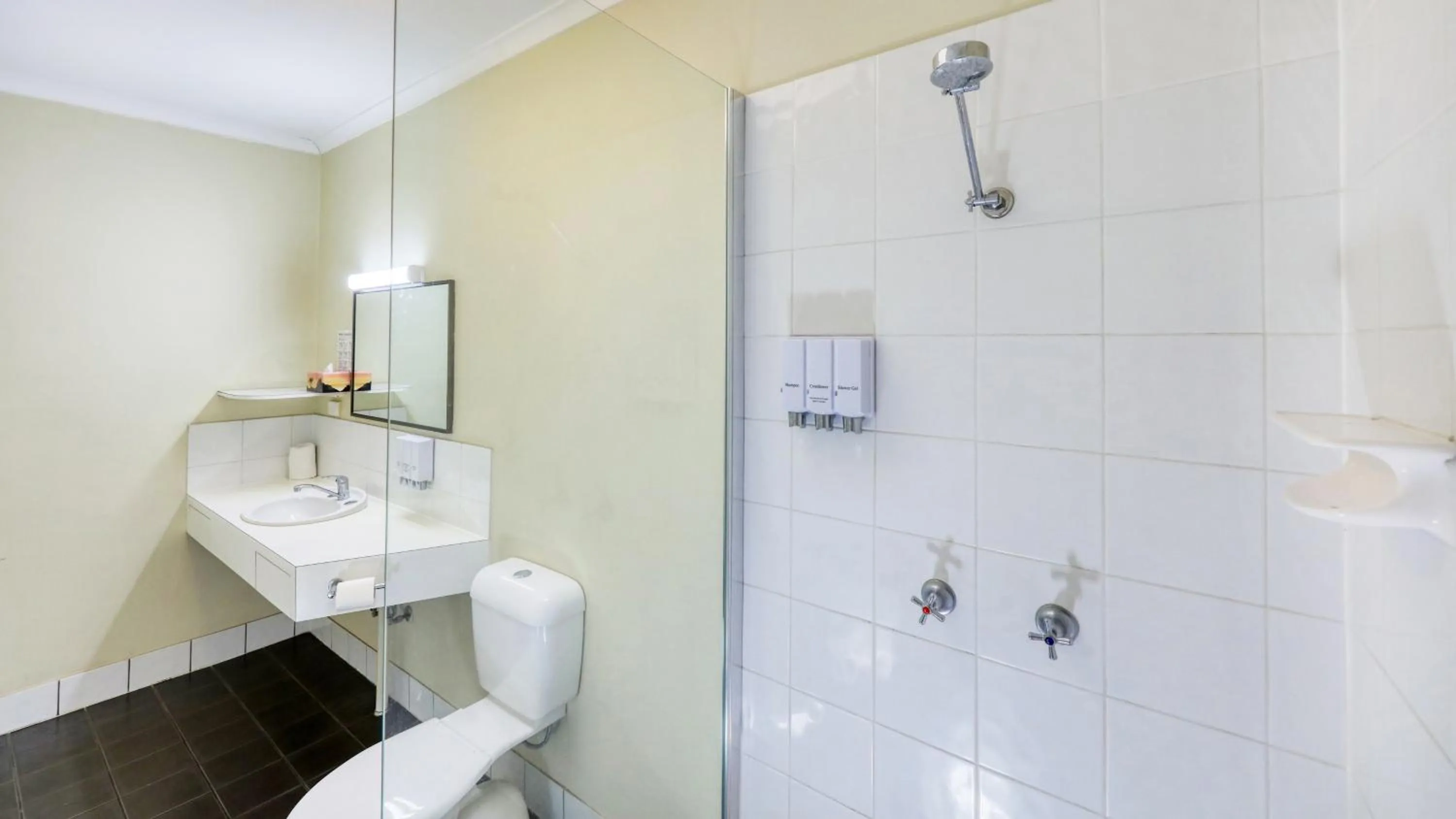 Shower in Biloela Centre Motel & Grevillea Steakhouse & Bar