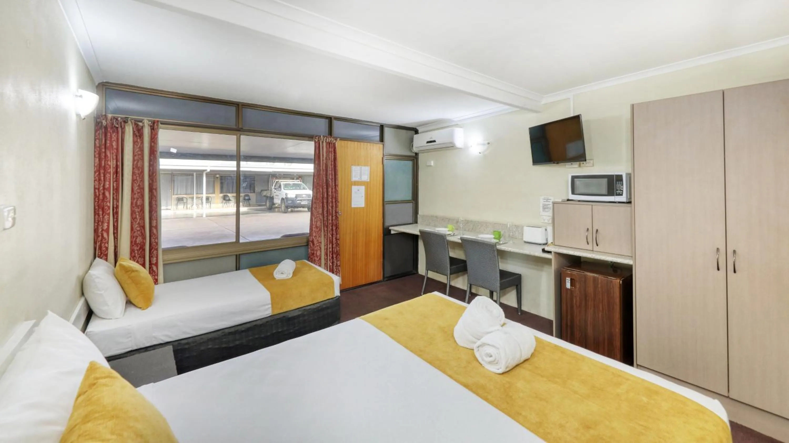 microwave, Bed in Biloela Centre Motel & Grevillea Steakhouse & Bar