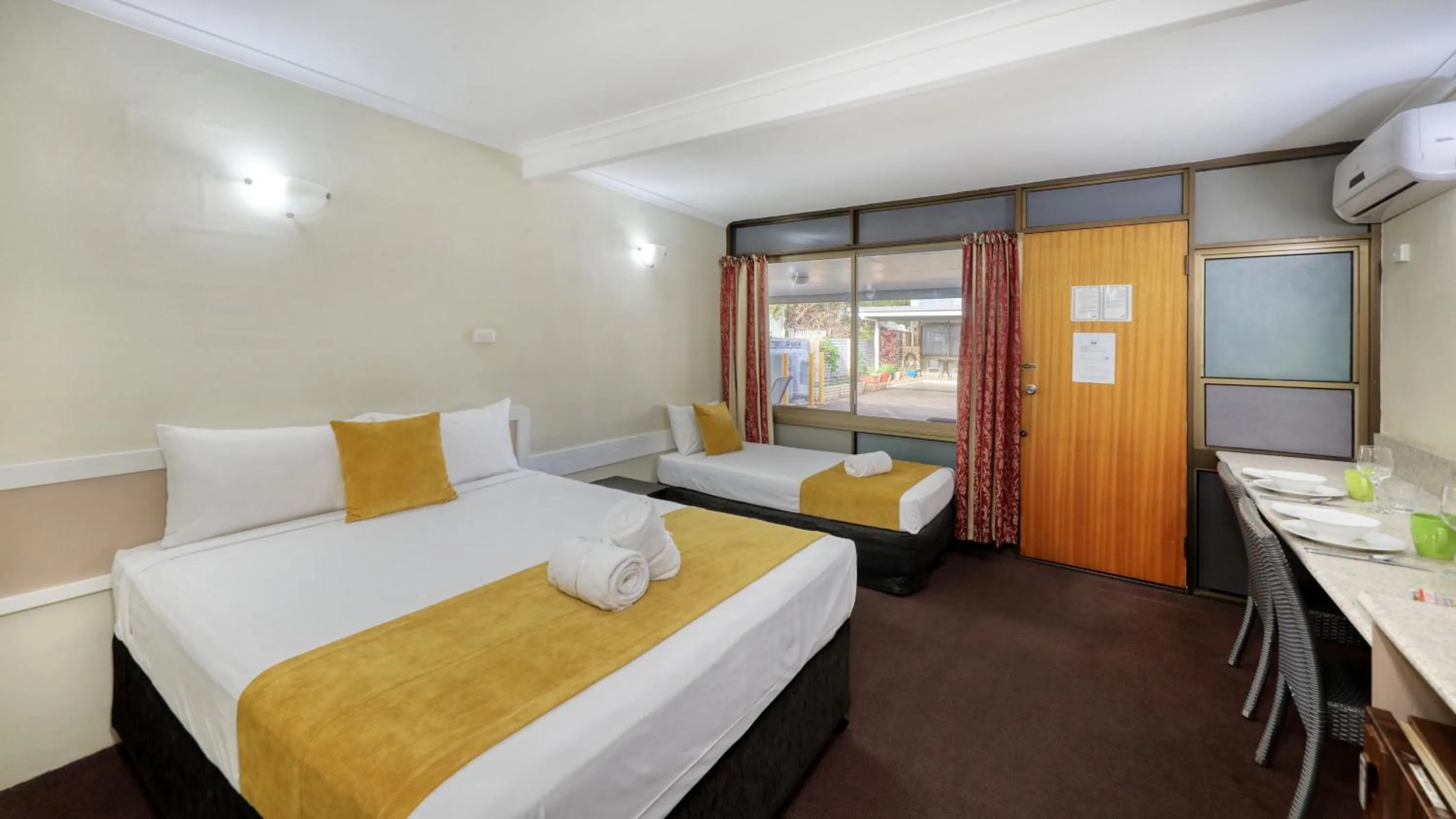 Dining area, Bed in Biloela Centre Motel & Grevillea Steakhouse & Bar